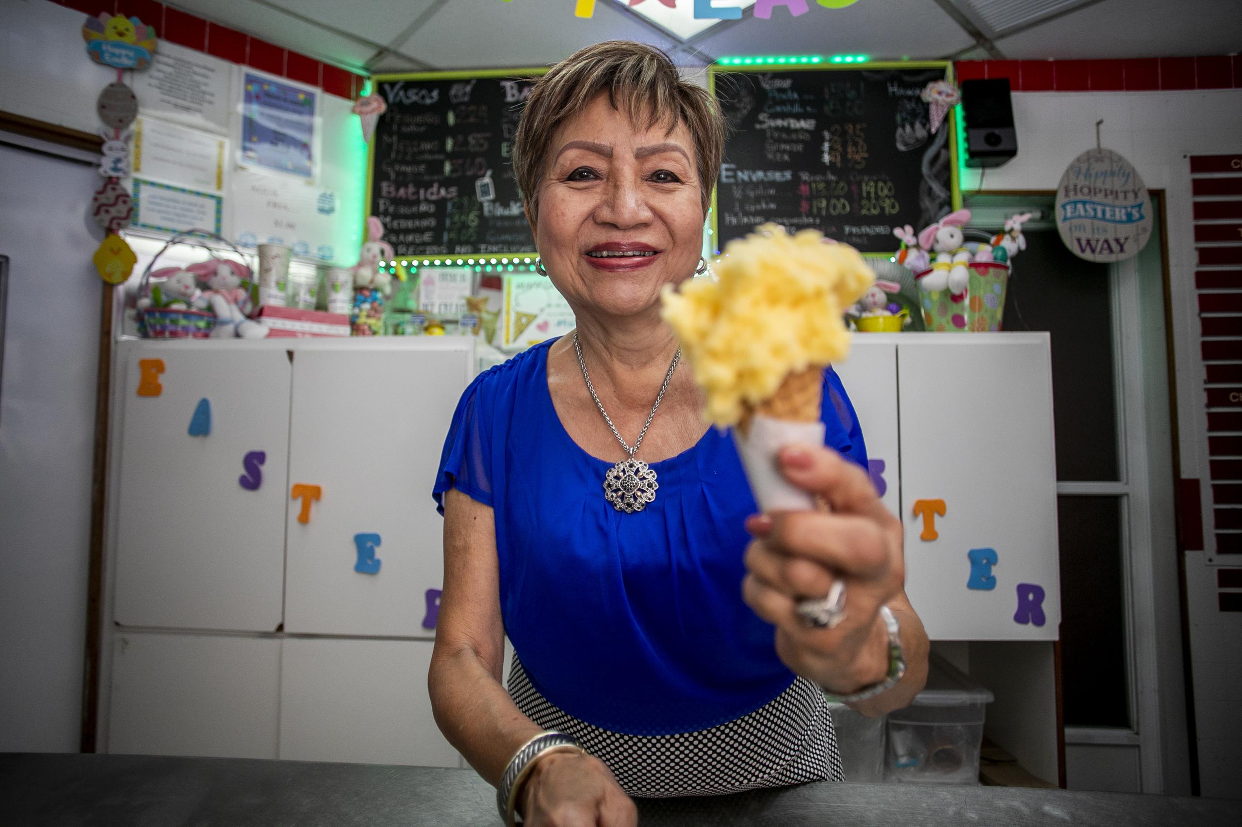 Doña Violeta, fundadora de la heladería con su esposo Alfredo hace 58 años, vive orgullosa de su herencia china, cubana y boricua.