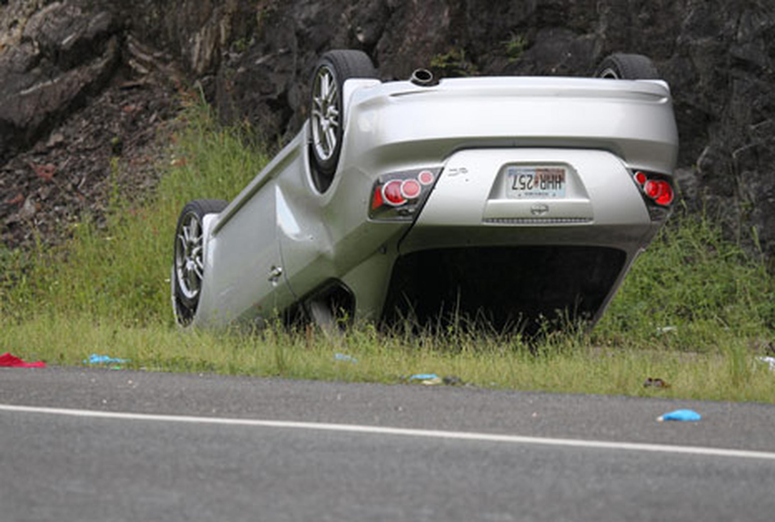 El auto deportivo Scion modelo XC color gris resultó volcado poco después de donde termina el puente, por lo cual, se presume que el conductor perdió el control del mismo. (tonito.zayas@gfrmedia.com)