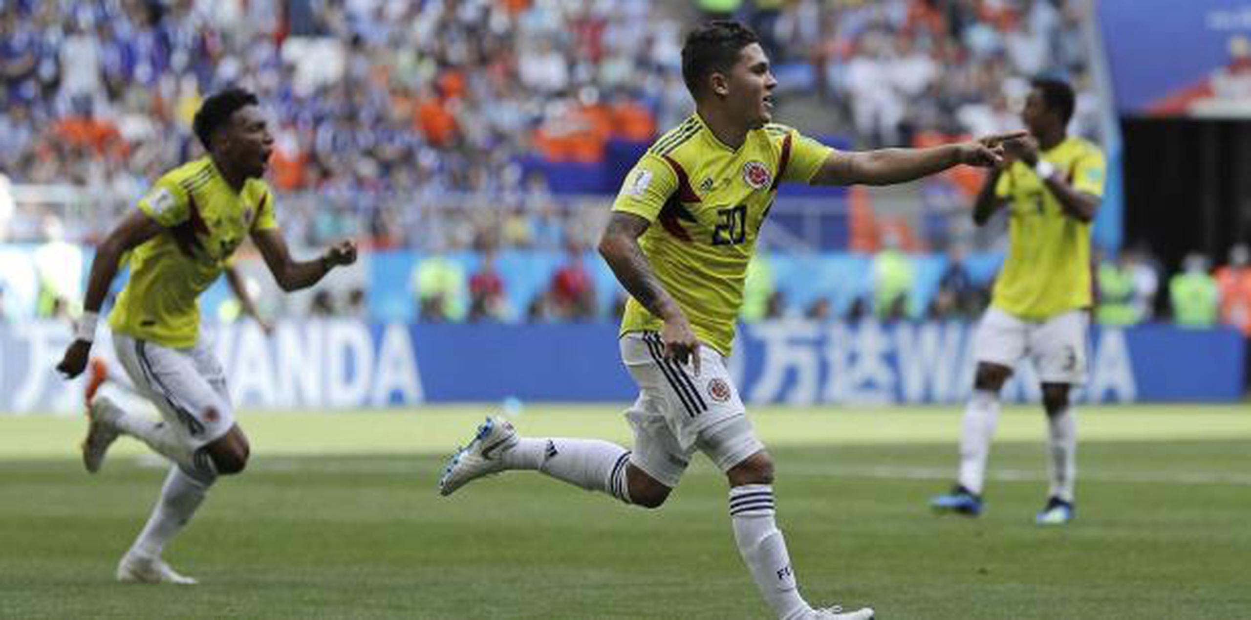 Juan Fernando Quintero, de la selección de Colombia, festeja luego de anotar ante Japón en un encuentro del Mundial. (AP)