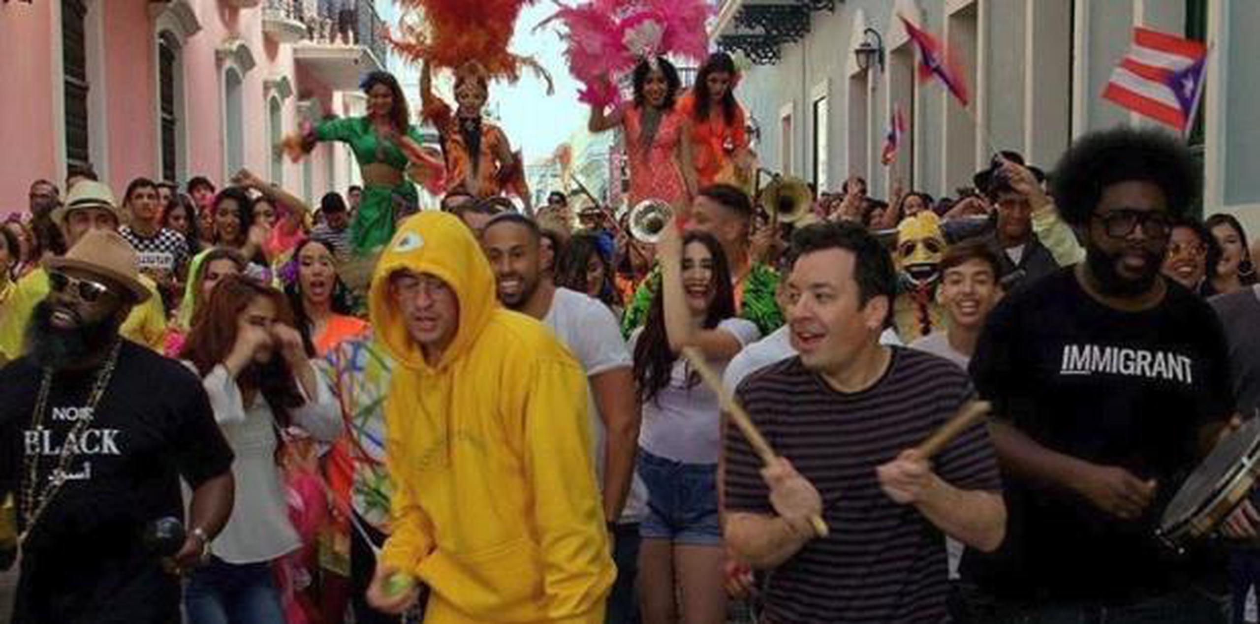 Como parte del programa, Bad Bunny interpretó "Mía" en el Viejo San Juan con una comparsa. (Instagram / @fallontonight)