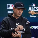 Dueño de los Yankees hizo una encuesta entre sus jugadores para decidir retener a Aaron Boone