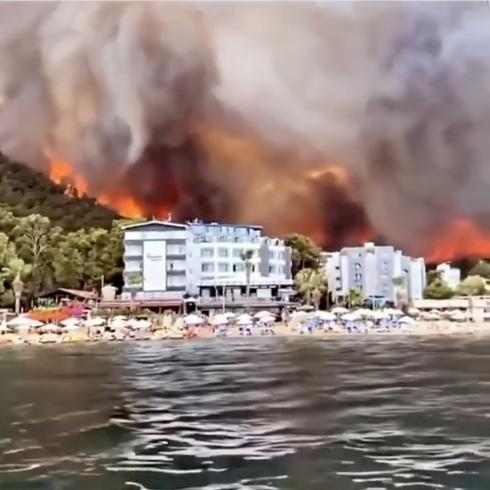 Turistas y aldeas huyen del fuego en Turquía