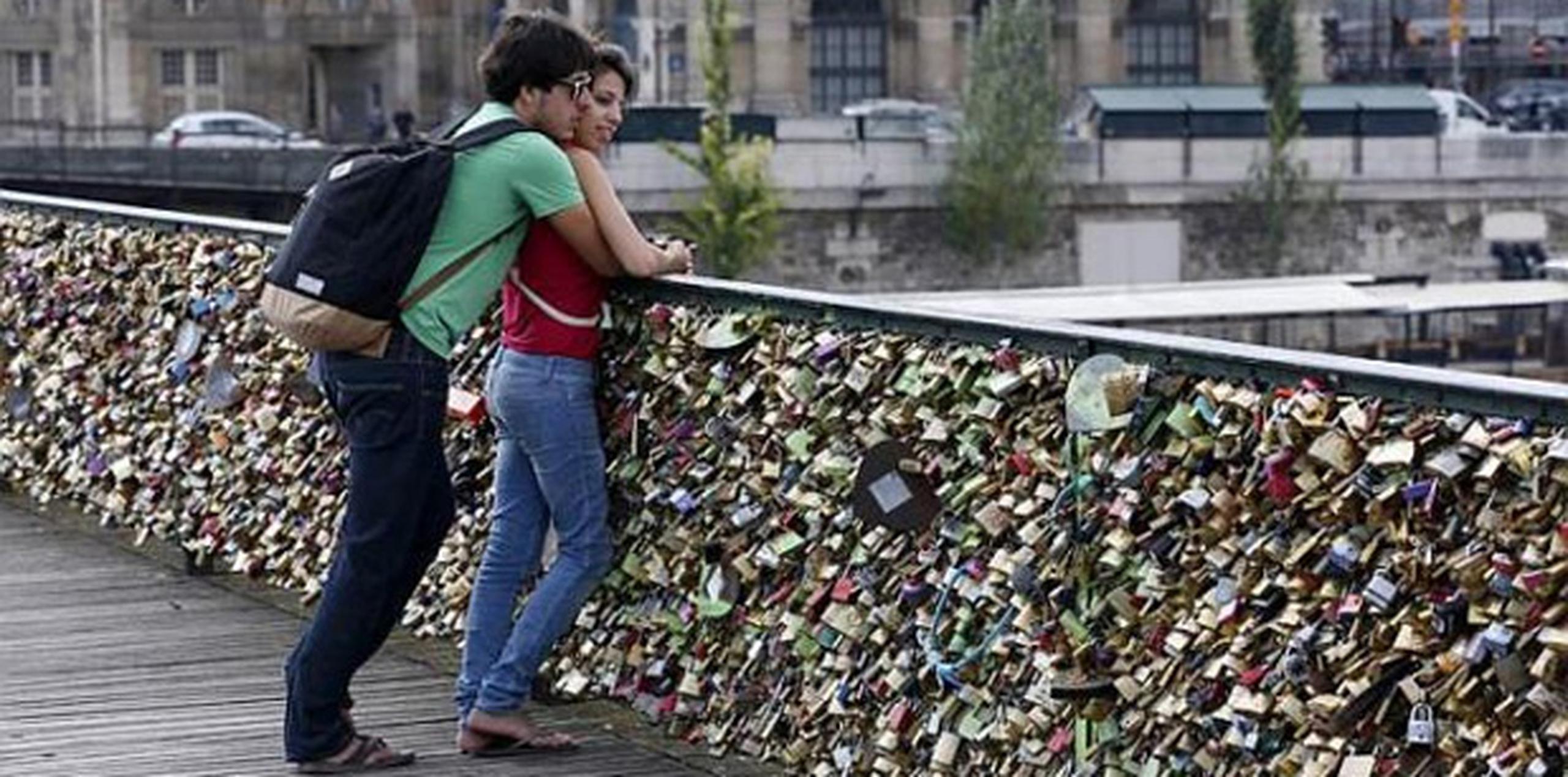 Los candados representan para muchos una monstruosidad en el puente más pintoresco de París. (AFP)