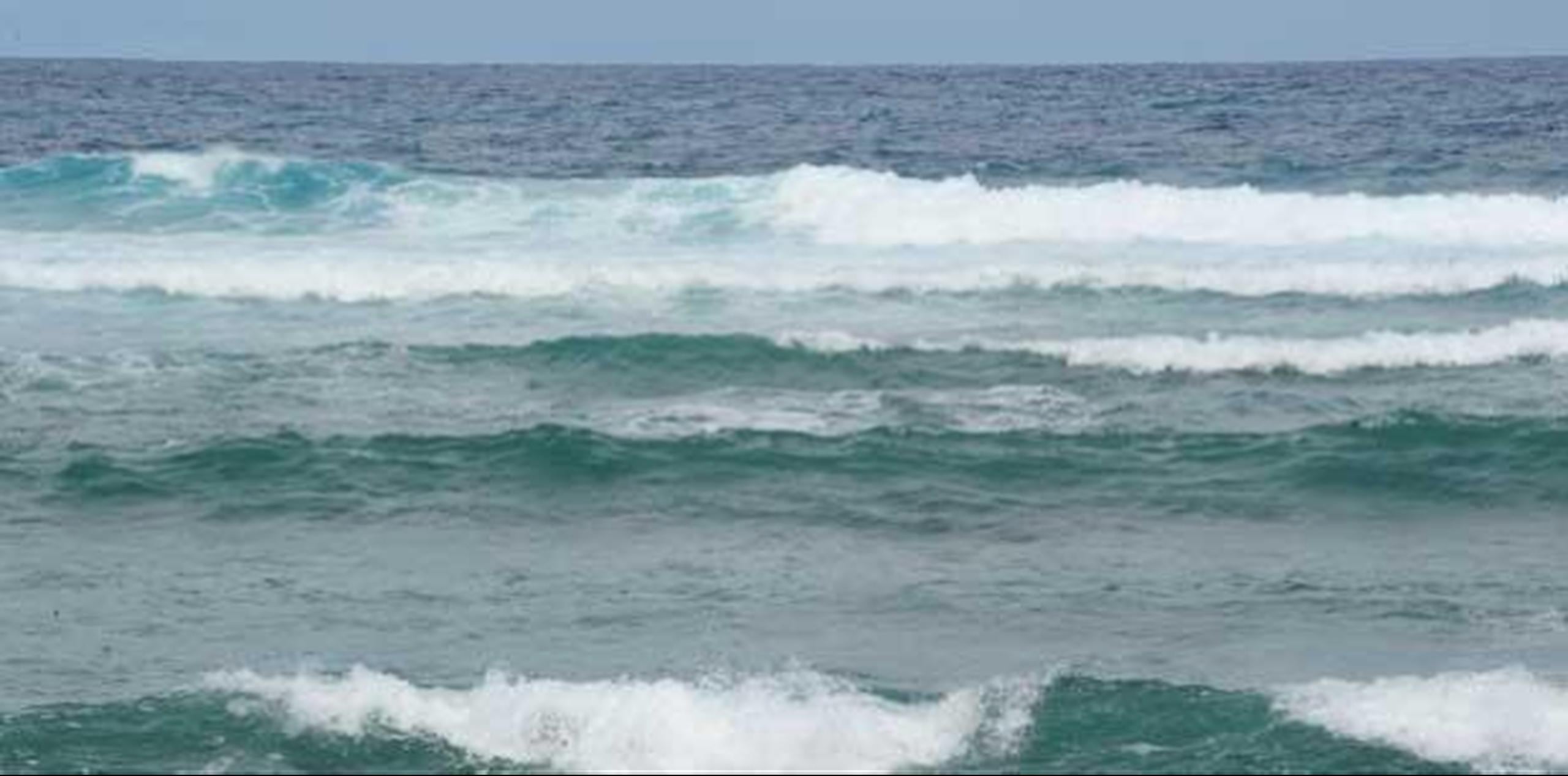 El Servicio Nacional de Meteorología solicita a los bañistas que no entren a las playas del litoral norte ante el riesgo del oleaje y las corrientes submarinas. (Archivo)
