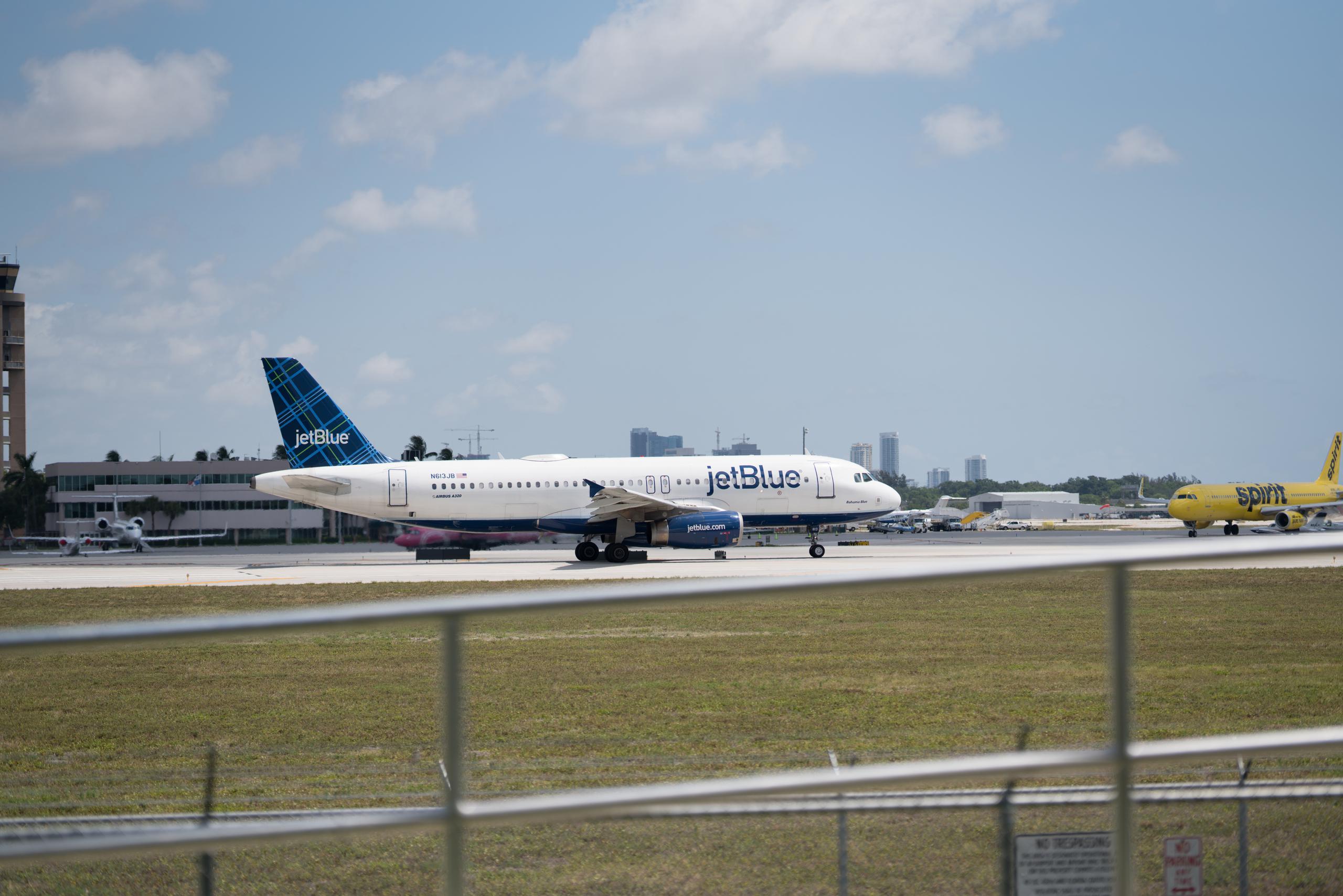 Un avión de JetBlue y otro de Spirit Airlines en el aeropuerto de Fort Lauderdale, en Florida.
