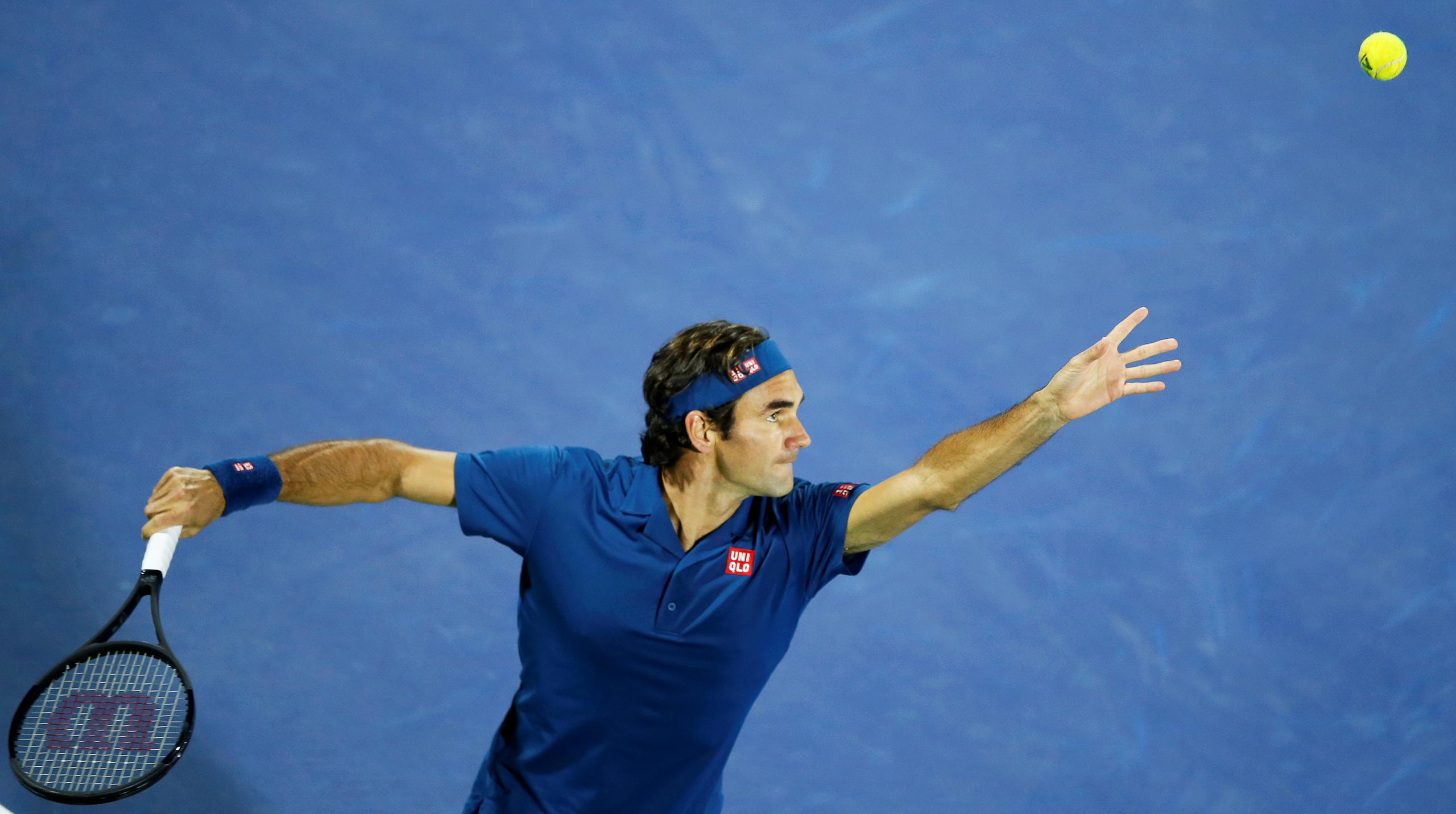 Roger Federer entrena en su usual casa de vacaciones en Dubai, Emiratos Árabes Unidos.