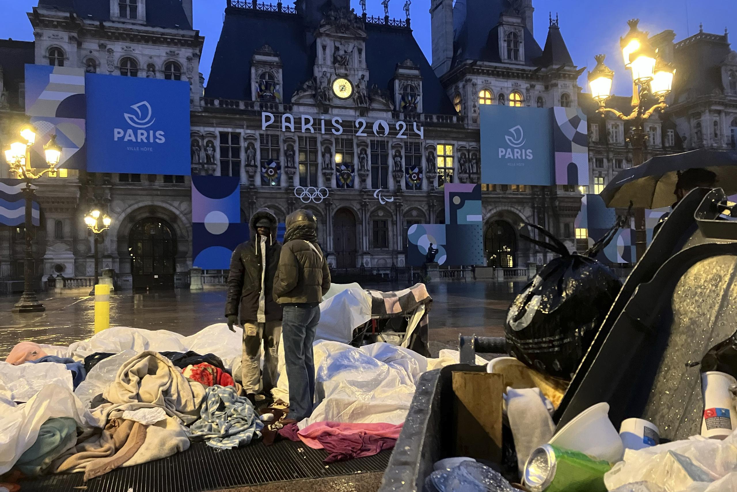 En la foto aparecen grupos de migrantes frente al Ayuntamiento de París.