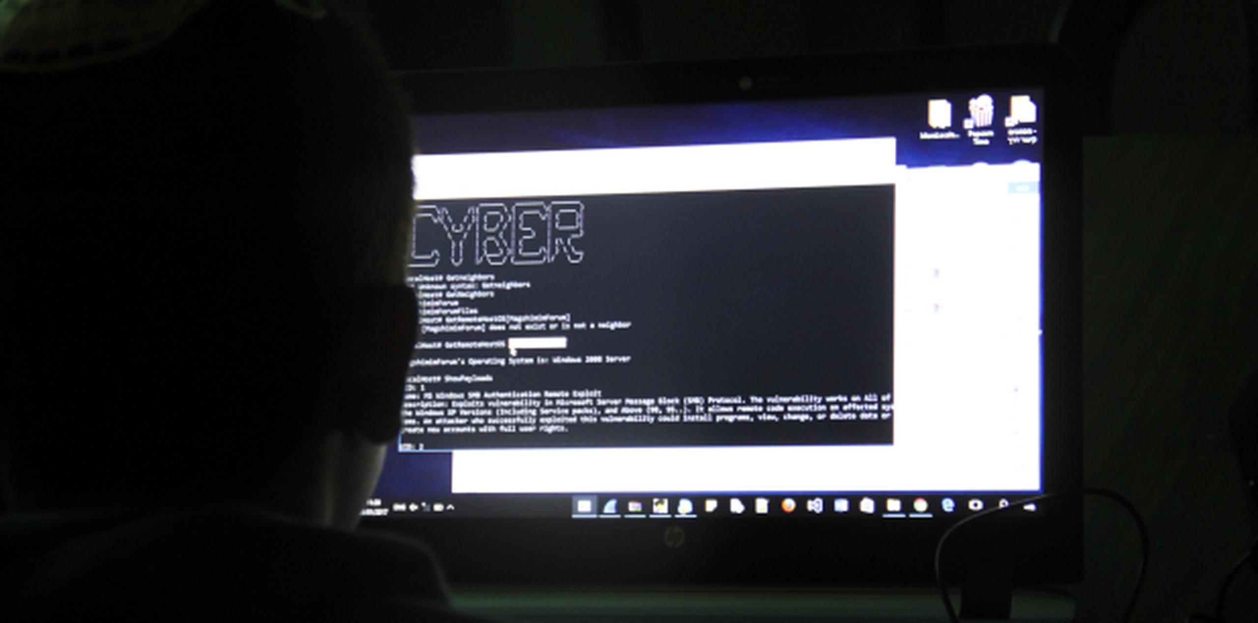 Un estudiante israelí de décimo grado asiste a una clase en la que le enseñan a investigar una red cibernética que ha sido hackeada, como parte de las leccines en el centro cibernético de Beit Shemesh. (AP/Daniel Estrin)