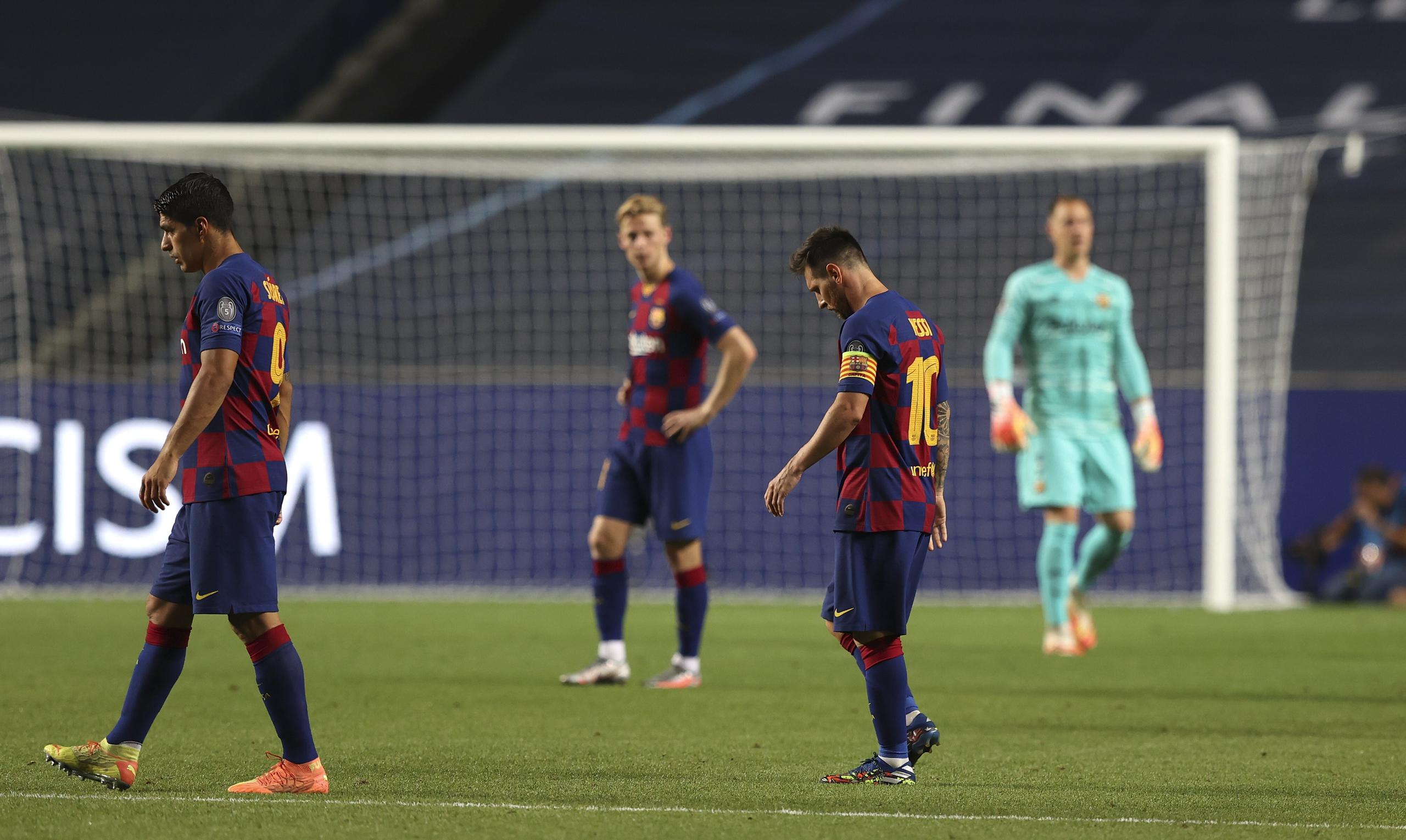 Lionel Messi (derecha) y Luis Suárez (izquierda) caminan cabizbajos durante el encuentro del Barcelona contra el Bayern en la Champions.