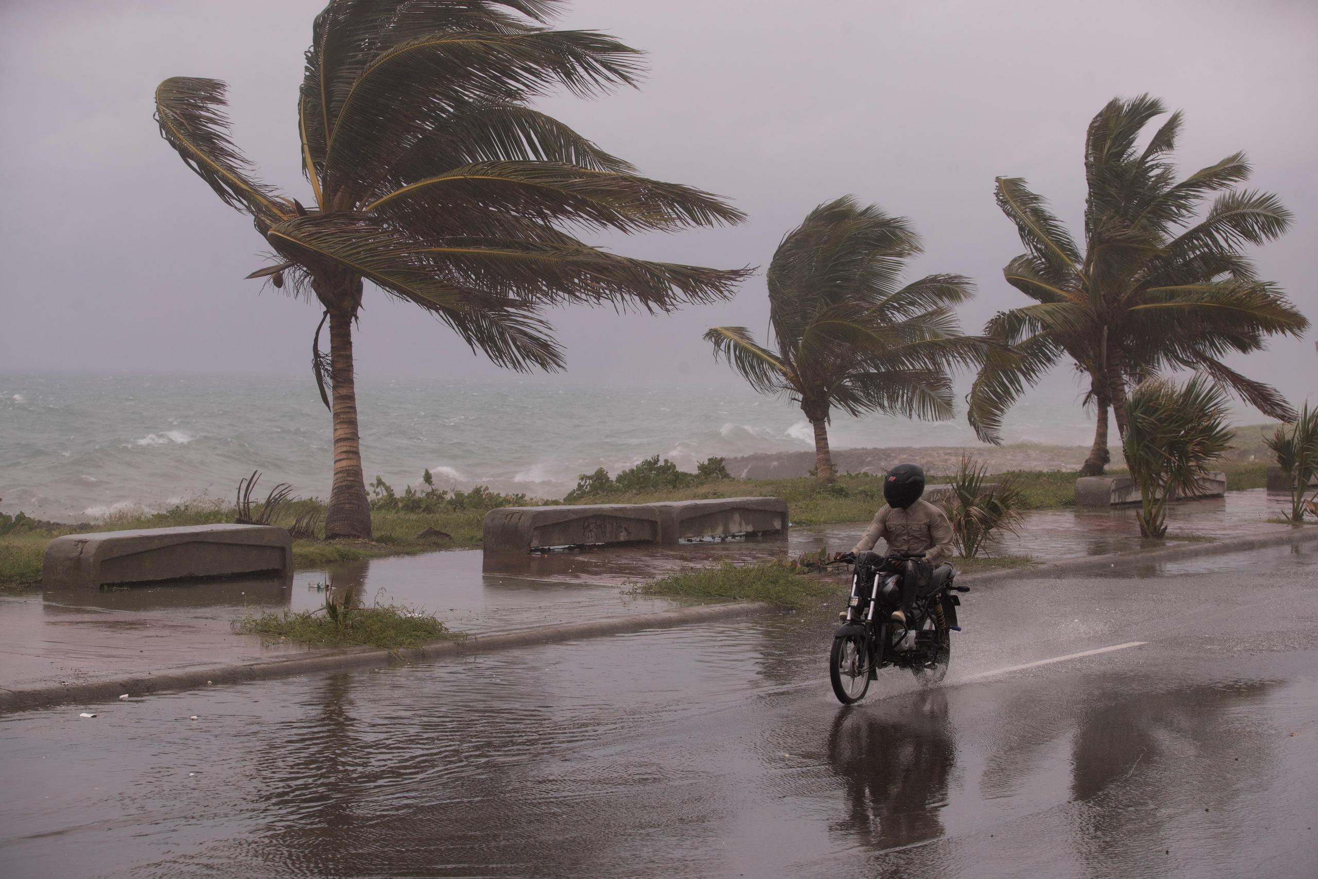 El intenso oleaje que se registra hoy en la avenida del malecón, durante el paso de la tormenta tropical Elsa en Santo Domingo.