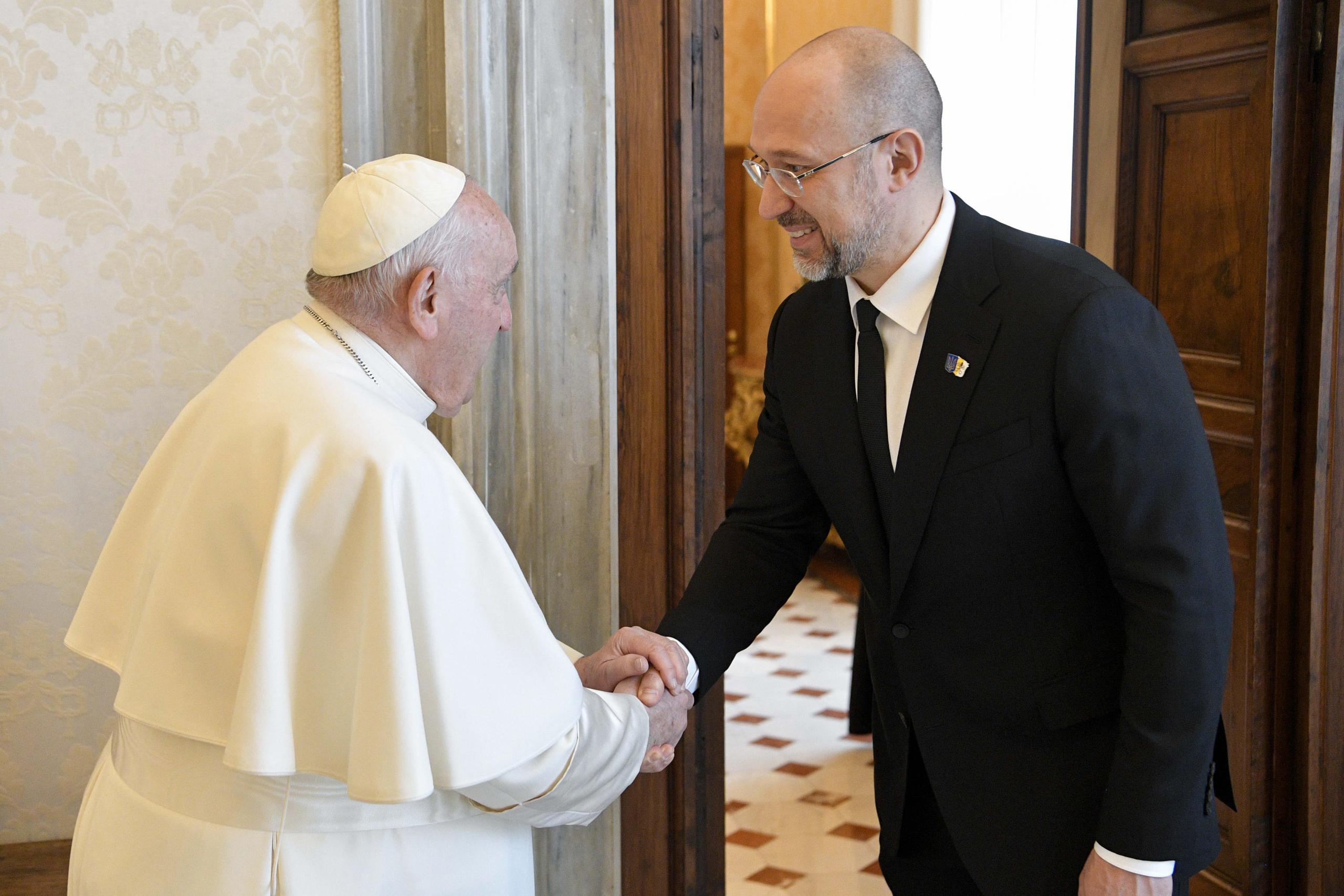 El primer ministro de Ucrania, Denys Shmyhal, es recibido por el papa Francisco en el Vaticano. (EFE/EPA/Servicio de Prensa del Vaticano)
