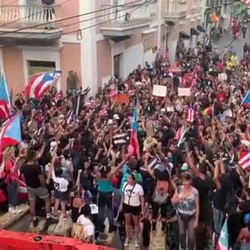 Momento en que cantan el himno revolucionario de Puerto Rico