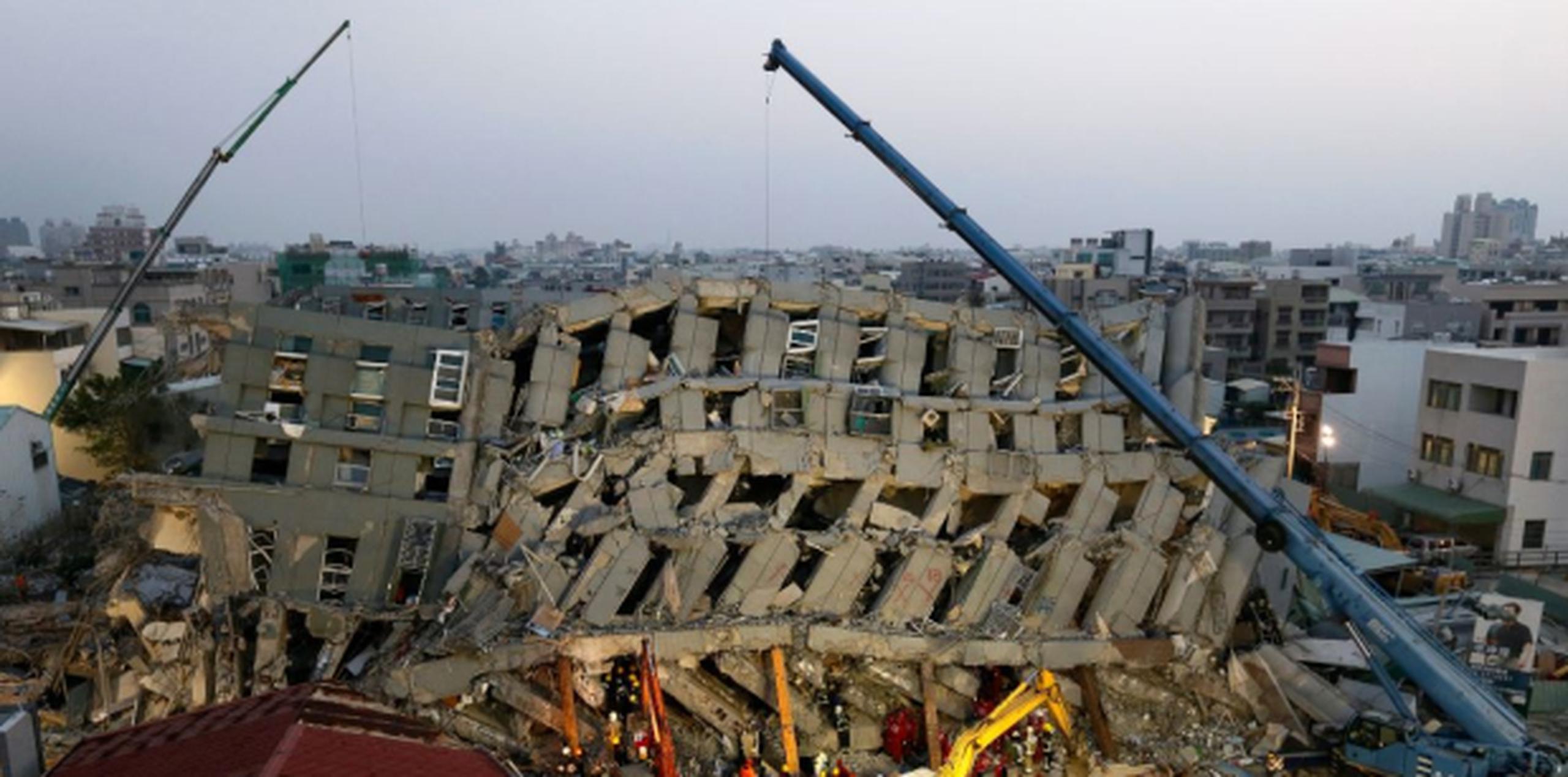 Autoridades han reportado unas 26 personas muertas tras el sismo. (EFE)