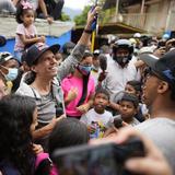 Medallista venezolano Daniel Dhers visita un barrio peligroso de Caracas que le fue recientemente arrebatado a los delincuentes