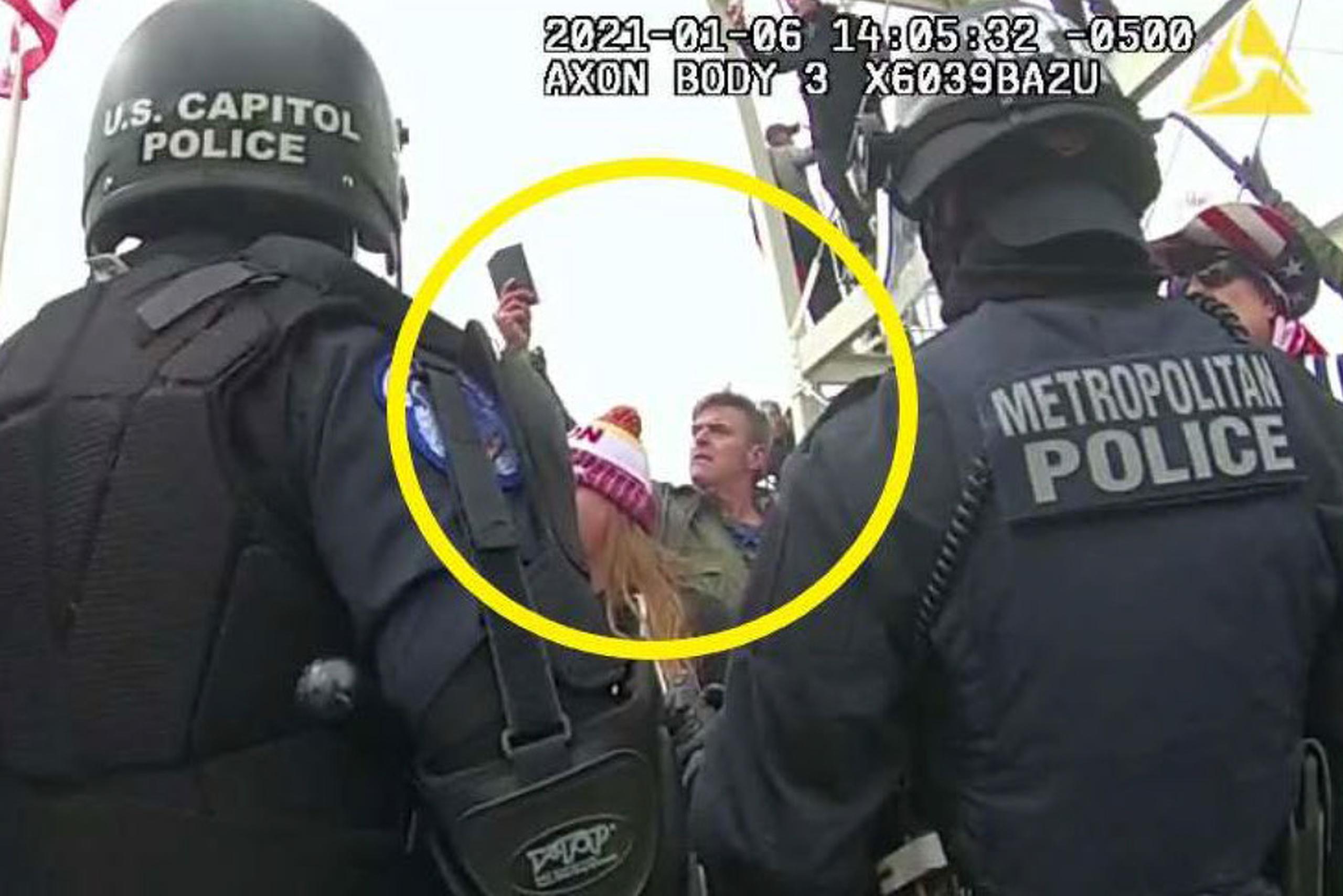 Esta imagen del video corporal del Departamento de Policía Metropolitana de Washington, publicado por el Departamento de Justicia en la declaración de los hechos que respaldan una orden de arresto, muestra a Jay Johnston en el Capitolio el 6 de enero de 2021.