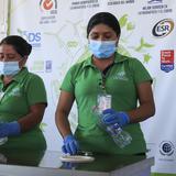 Miles de botellas de plástico salen de las Galápagos para convertirse en ropa