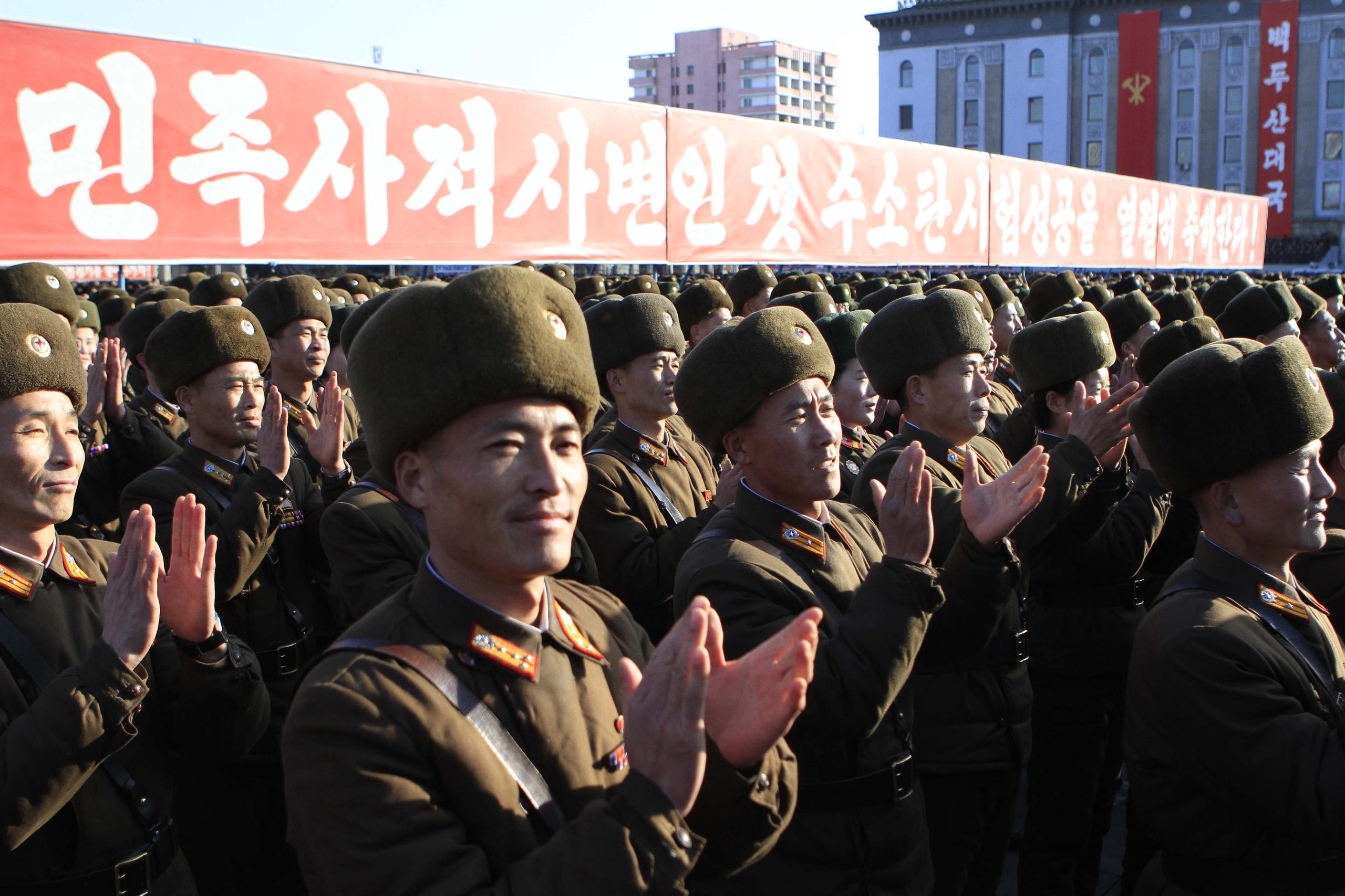 Soldados de Corea del Norte aplauden tras el anuncio de Pyongyang de que había realizado un ensayo nuclear con una bomba de hidrógeno. (AP)
