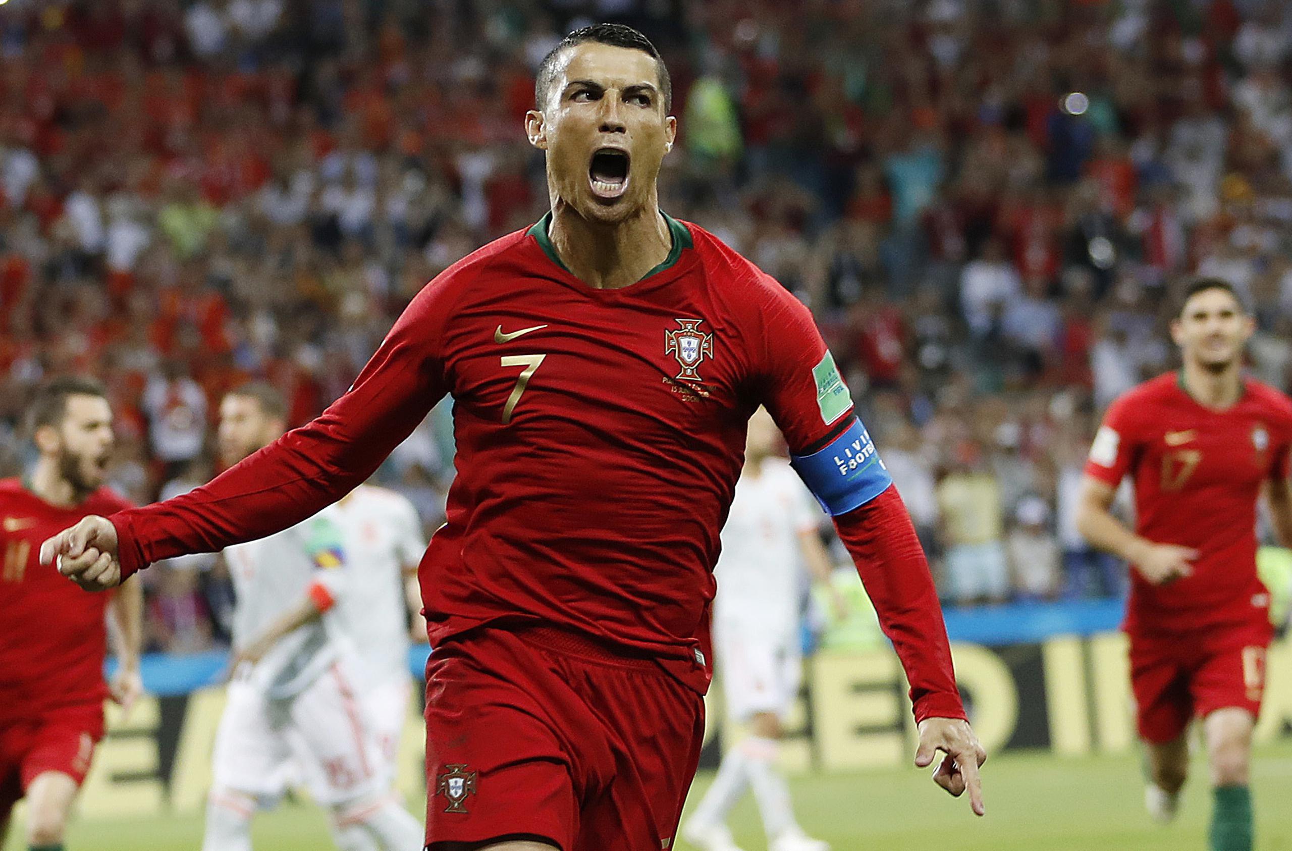 Cristiano Ronaldo celebra tras anotar un gol para Portugal en el partido contra España en la fase de grupos del Mundial en Sochi, Rusia, el viernes 15 de junio de 2018. (AP Foto/Francisco Seco)
