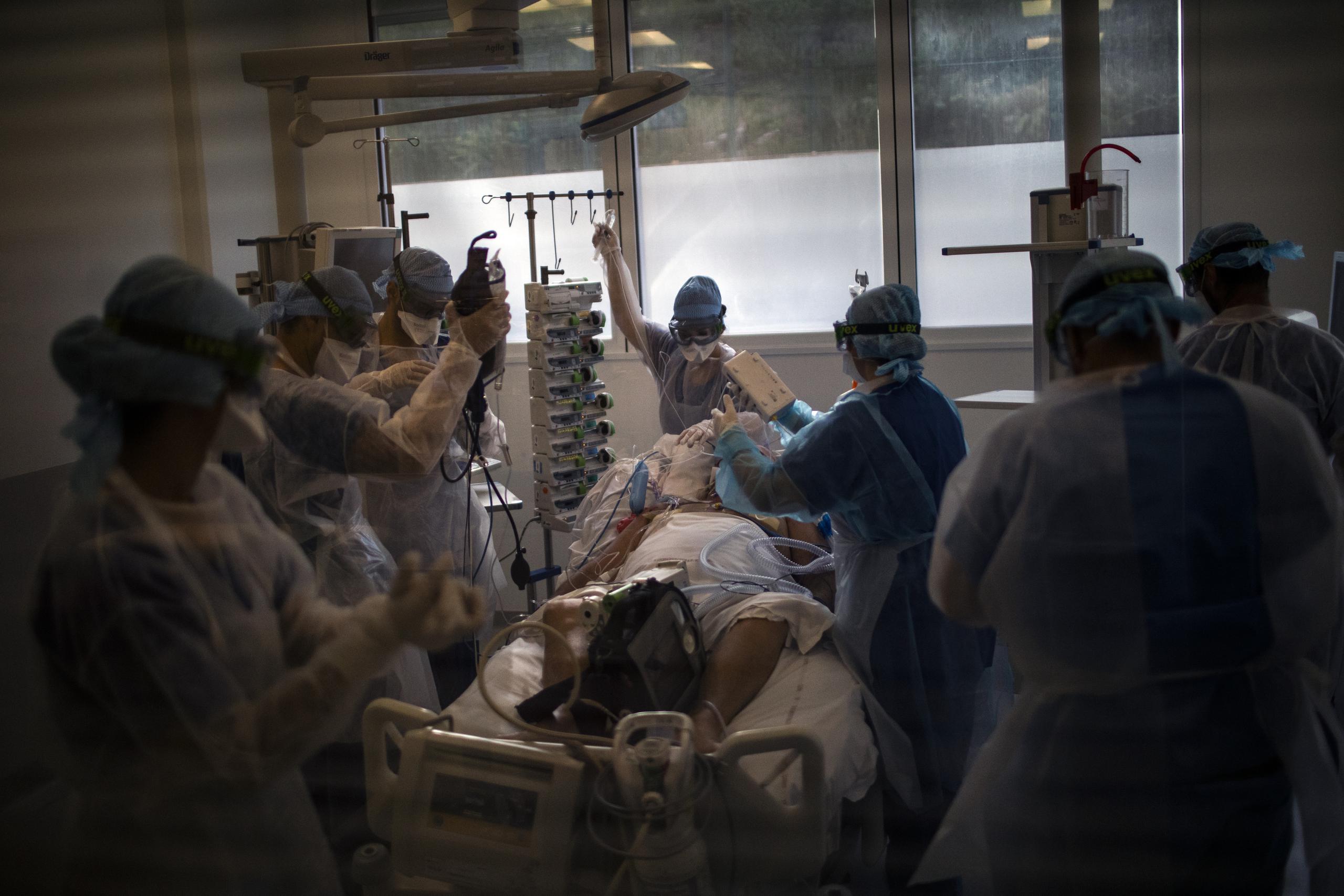 Personal médico aplica oxígeno y diálisis a un paciente de 61 años con el COVID-19 en la UCI del hospital La Timone de Marsella.