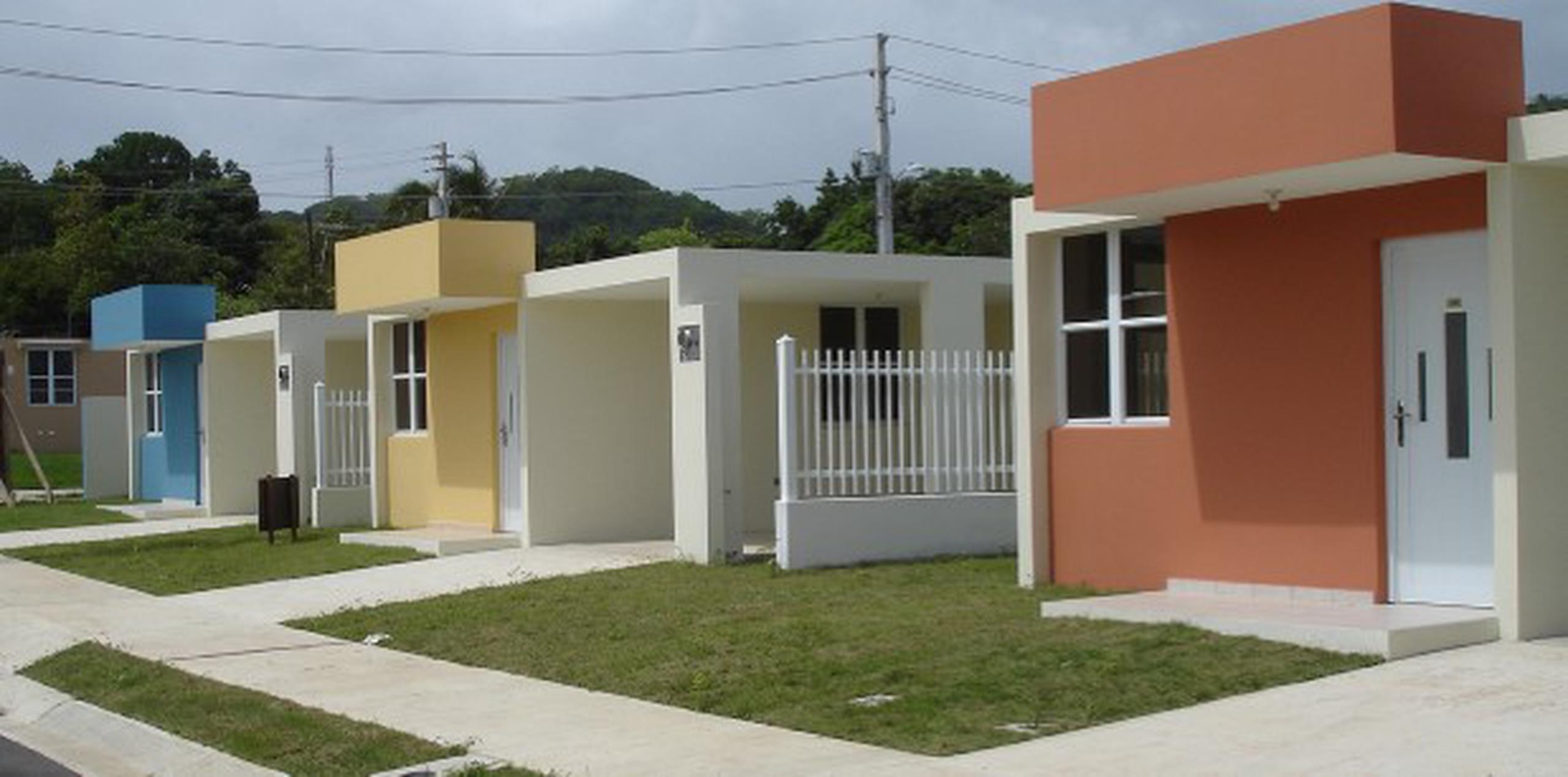 Alturas de San Blás  se encuentra localizada en el área urbana de Lajas a pasos de escuelas, biblioteca electrónica, farmacias y la alcaldía.