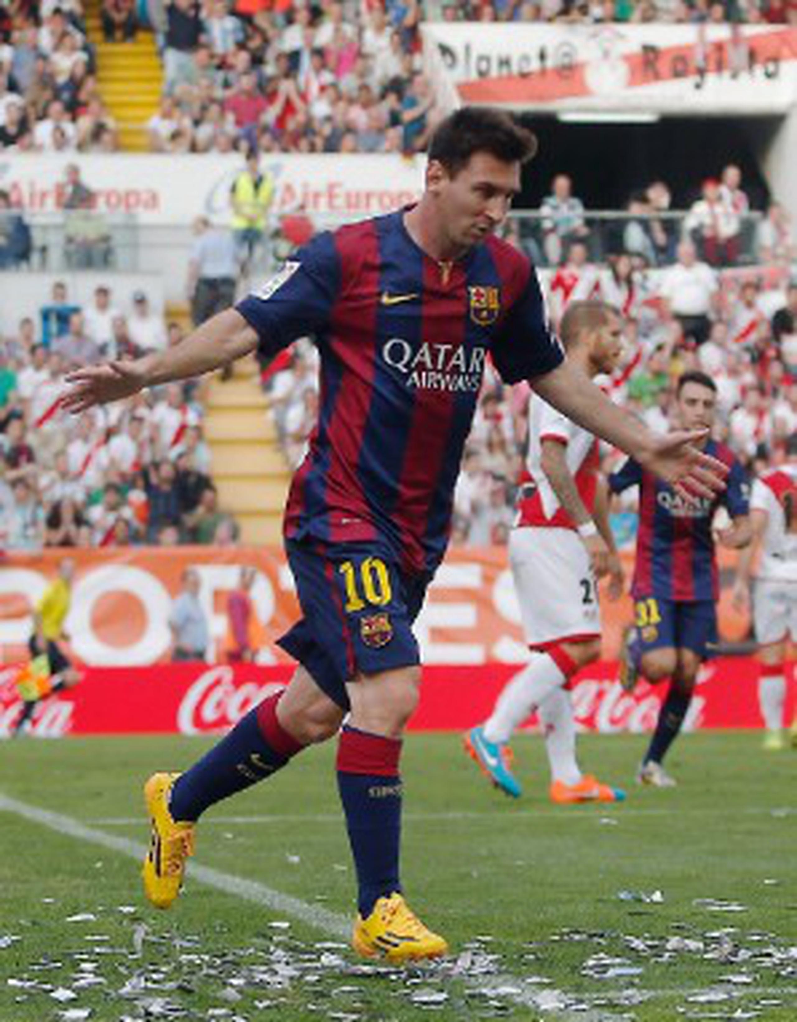 Lionel Messi, de Barcelona, celebra el gol que anotó contra Rayo Vallecano. Fue la diana 249 del argentino en la liga española, y está a dos de la marca histórica de Telmo Zarra. (AP / Andres Kudacki)
