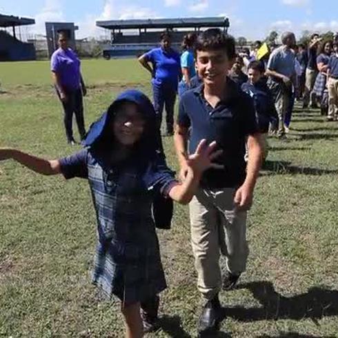Niños desalojan sus escuelas en simulacro de tsunami