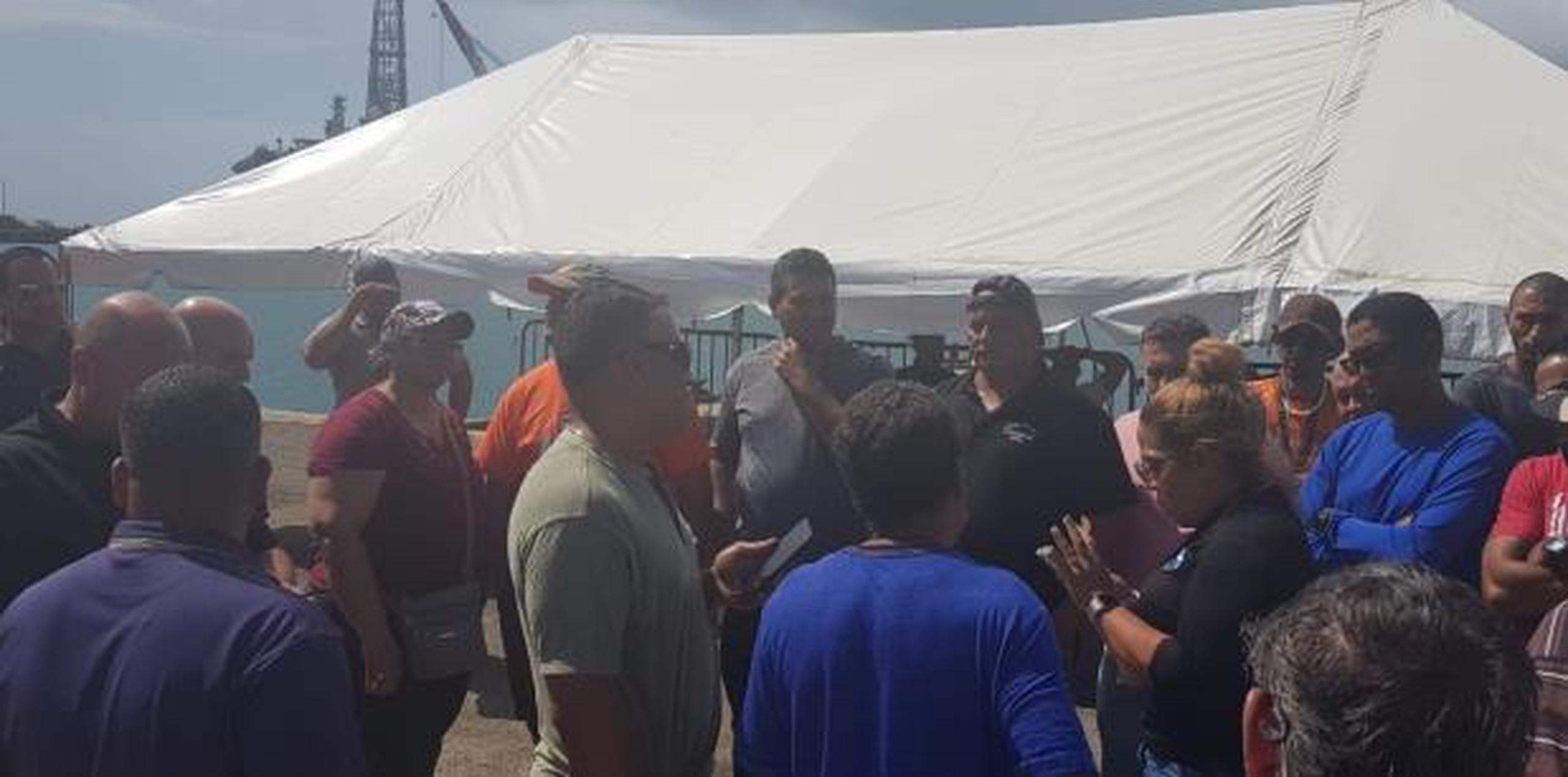 Camioneros y empleados aguardan en el muelle de Ceiba para salir a las islas municipios.  (Primera Hora)