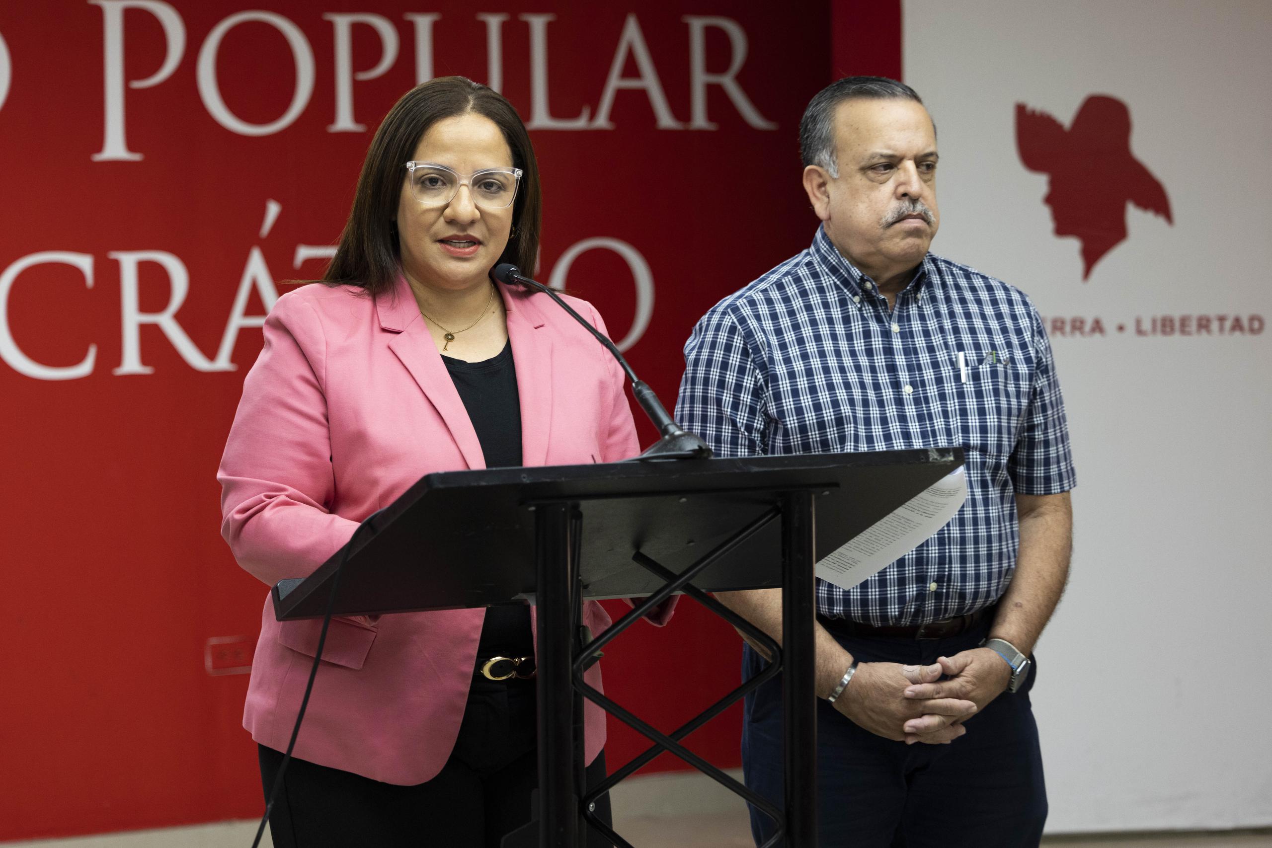 Karla Angleró, comisionada electoral del PPD, junto con el secretario general de la colectividad, Gerardo "Toñito" Cruz.