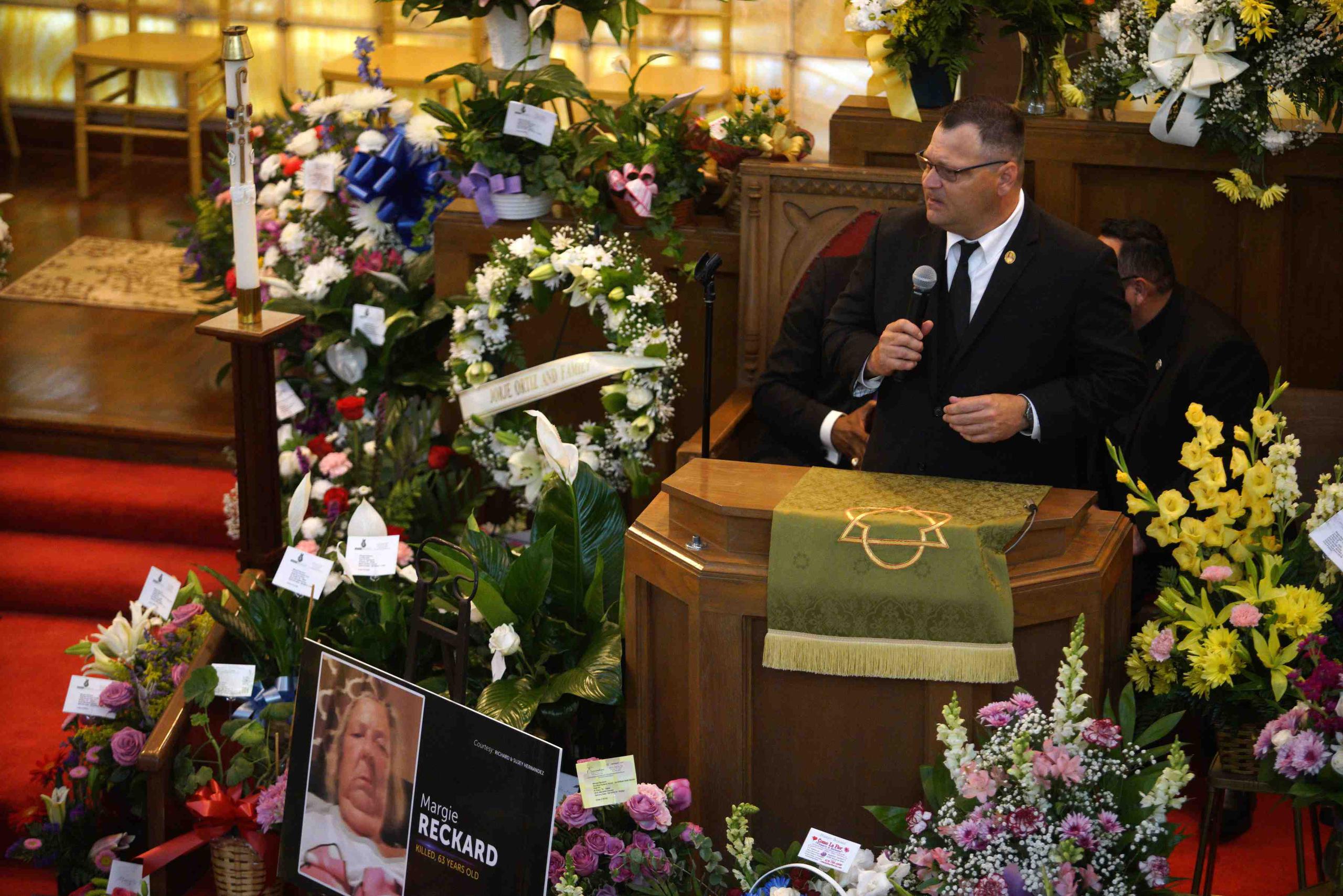 Dean Reckard, hijo de Margie Reckard, habló sobre la difícil vida de su madre durante el funeral. (AP)