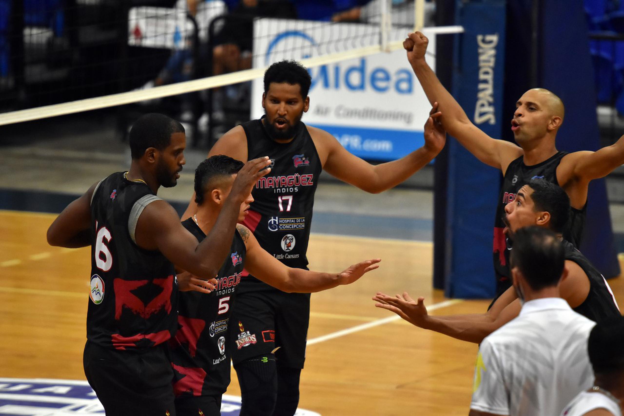 Los Indios de Mayagüez celebran un punto durante su triunfo del viernes en el Voleibol Superior Masculino.