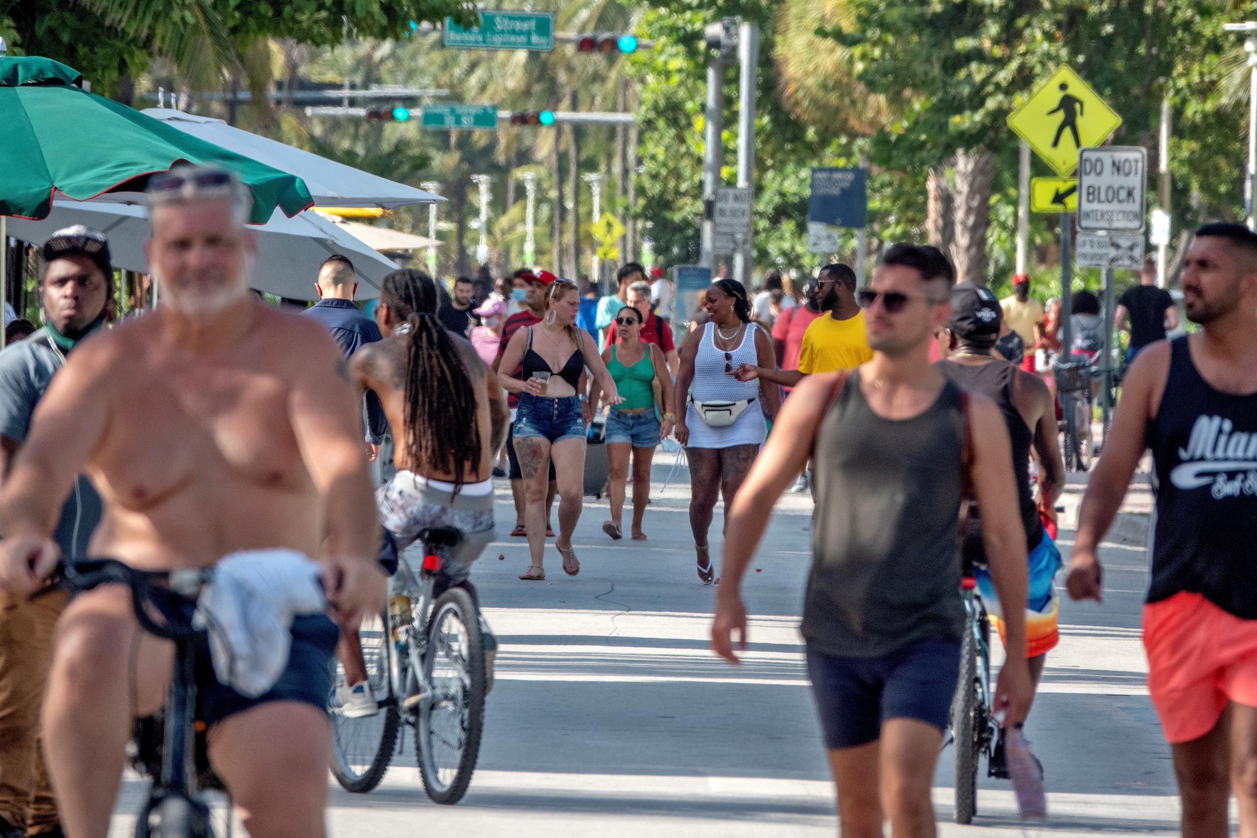 A group of people walk in Miami beach, Florida, USA, 26 June 2020. EFE/EPA/CRISTOBAL HERRERA
