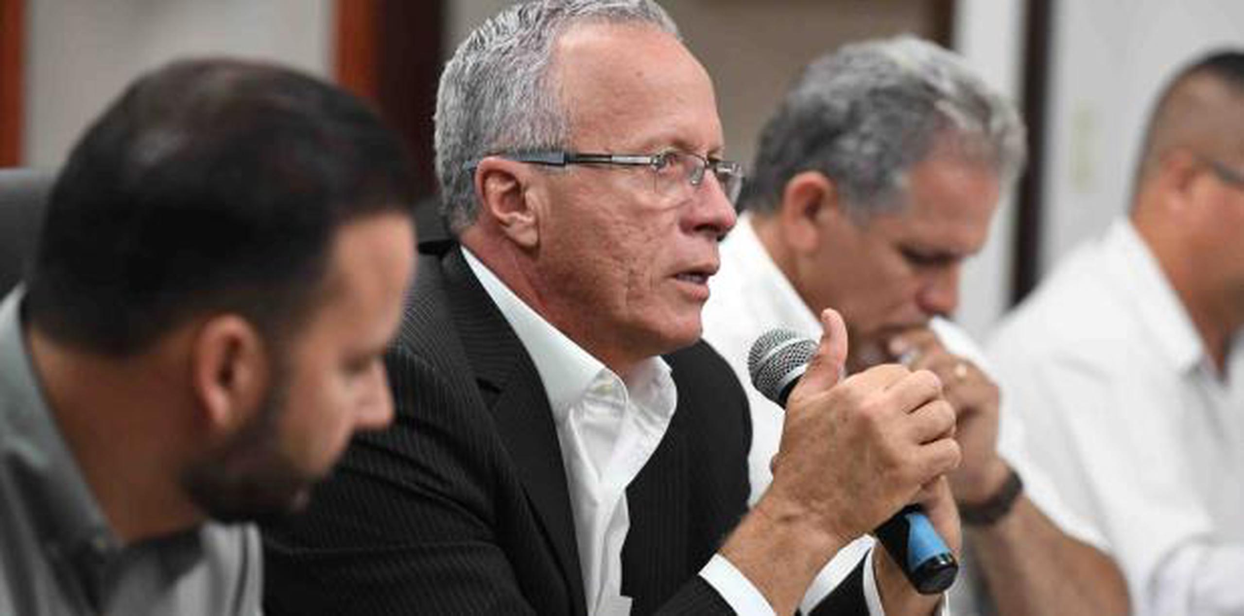 El presidente de la Asociación, Rolando Ortiz, indicó que los ejecutivos municipales salieron frustrados de una reunión que sostuvieron con el secretario del DTOP. (luis.alcaladelolmo@gfrmedia.com)