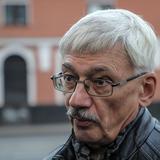 Rusia condena a 2.5 años de cárcel a líder que recibió Nobel de Paz en 2022