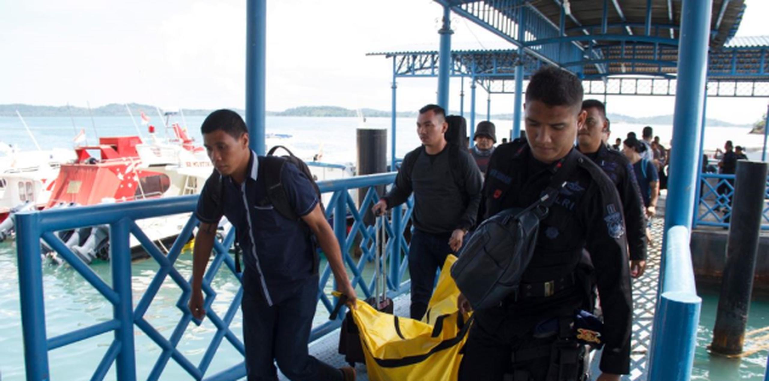 Imágenes de televisión mostraban uniformes de policía y otras ropas recuperadas del mar. (EFE)