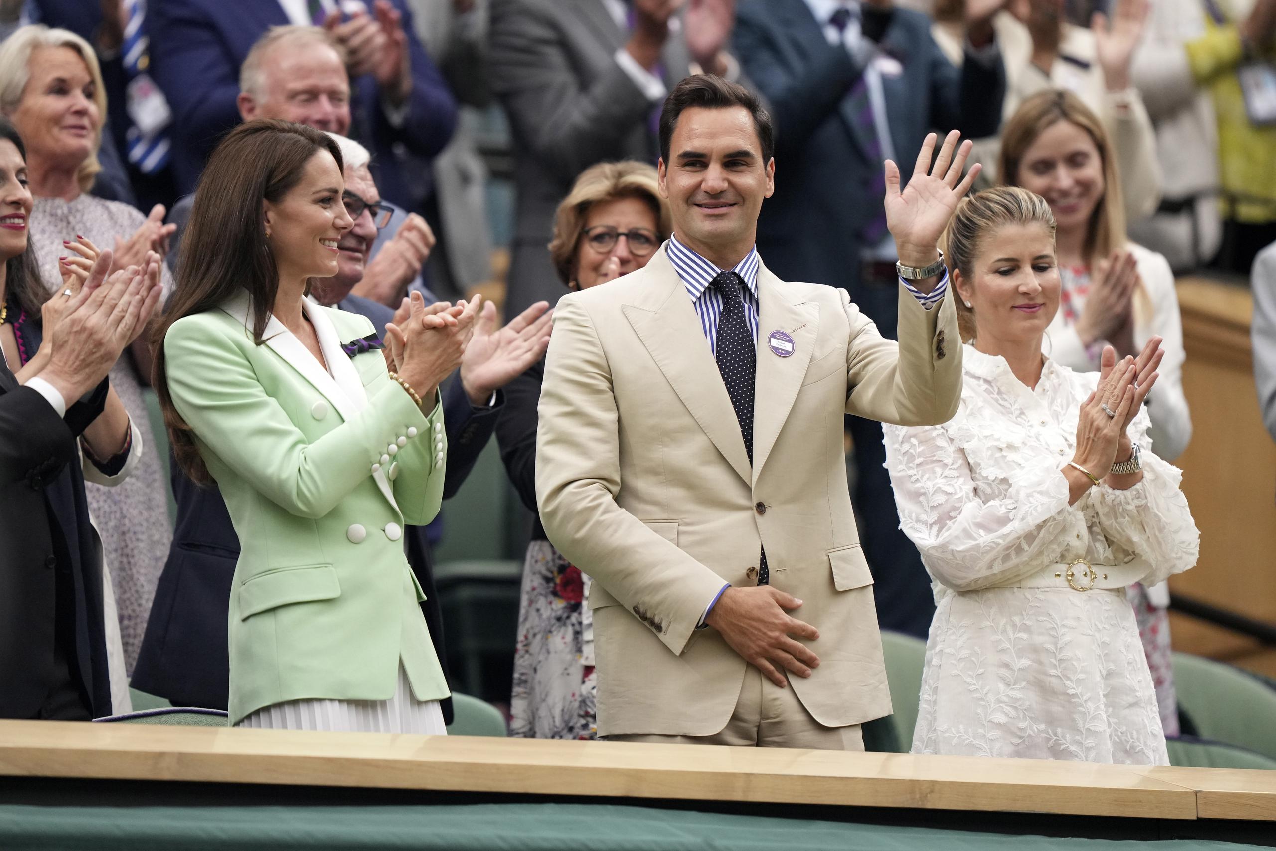 Roger Federer en el Palco Real junto a la princesa Catalina en la Cancha Central del torneo de Wimbledon.