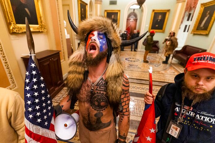 Q-Shaman”, el hombre que entró al Capitolio vestido de bisonte, pide el  perdón de Trump - Primera Hora