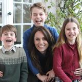 Seis pruebas que revelarían la manipulación de la foto de Kate Middleton con sus hijos