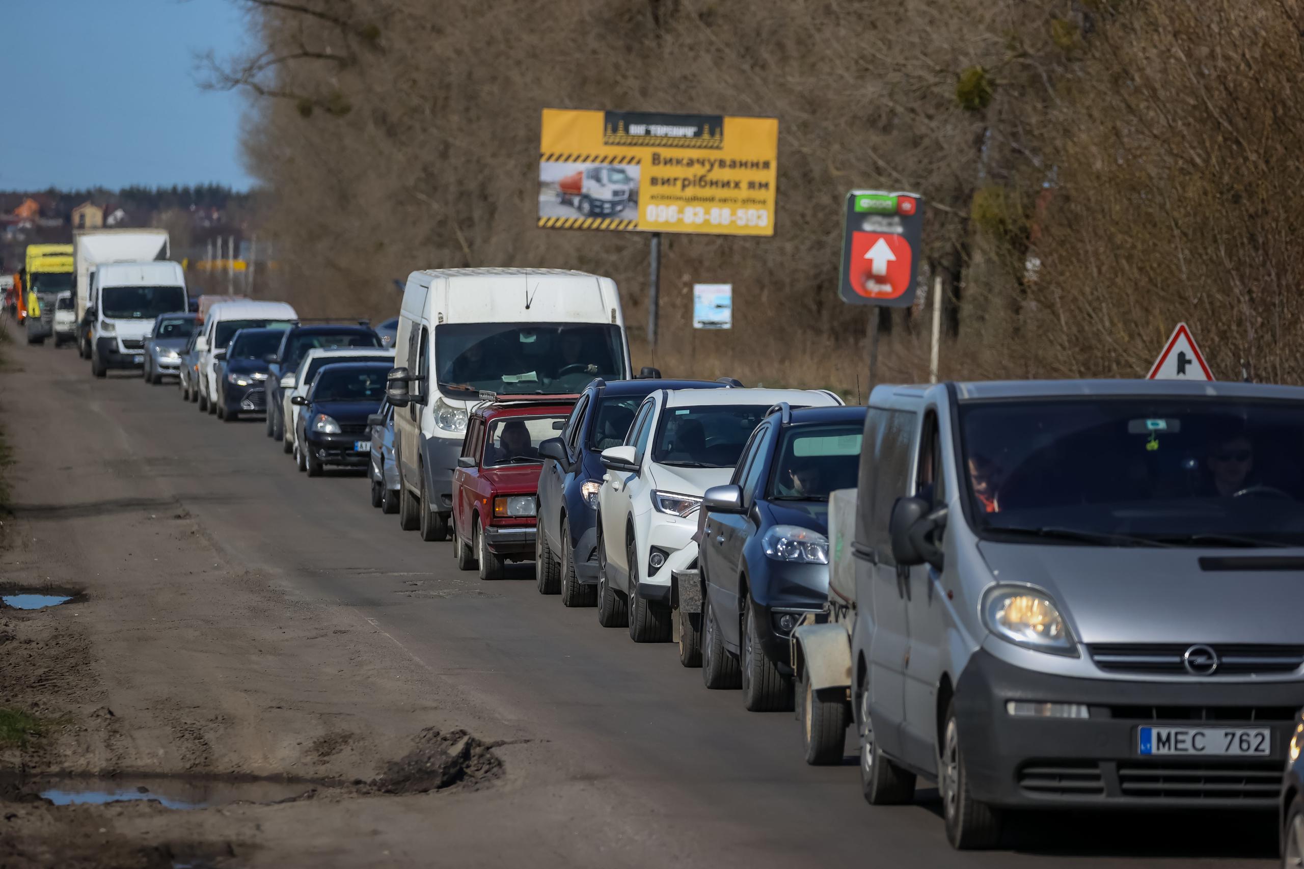 Una gran fila de vehículos esperan para entrar en Kiev (Ucrania), este jueves. Centenares de coches cargados con maletas y cajas formaron un gran atasco en la entrada oeste de Kiev, en un momento en el que los kievitas que huyeron de la capital ucraniana por la guerra están regresando, a pesar de que las autoridades han advertido que no lo hagan.- EFE/ MIGUEL GUTIÈRREZ
