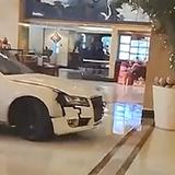 Huésped rabioso estrella su carro deportivo dentro de hotel