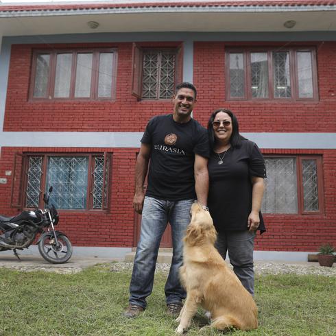 Se mudaron a Nepal y convirtieron su casa en una “embajada” puertorriqueña