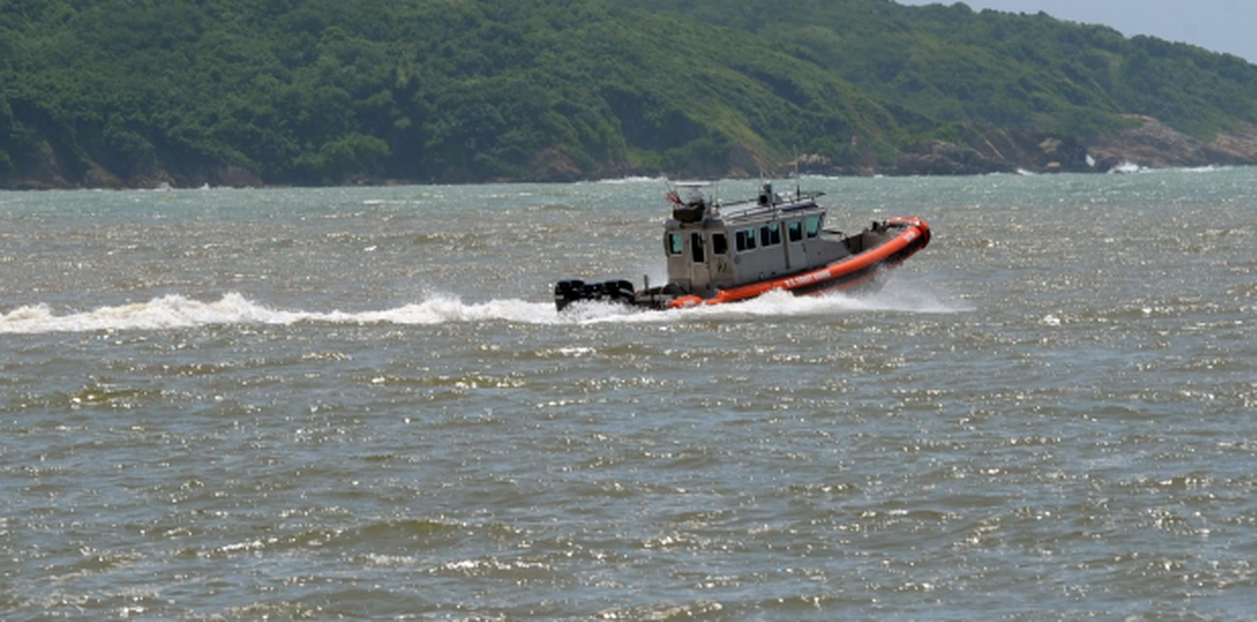 El equipo de rescate del Coast Guard Cutter Cushing -una embarcación de patrullaje de 110 pies de largo- detectó el bote donde iban las personas. (Archivo)