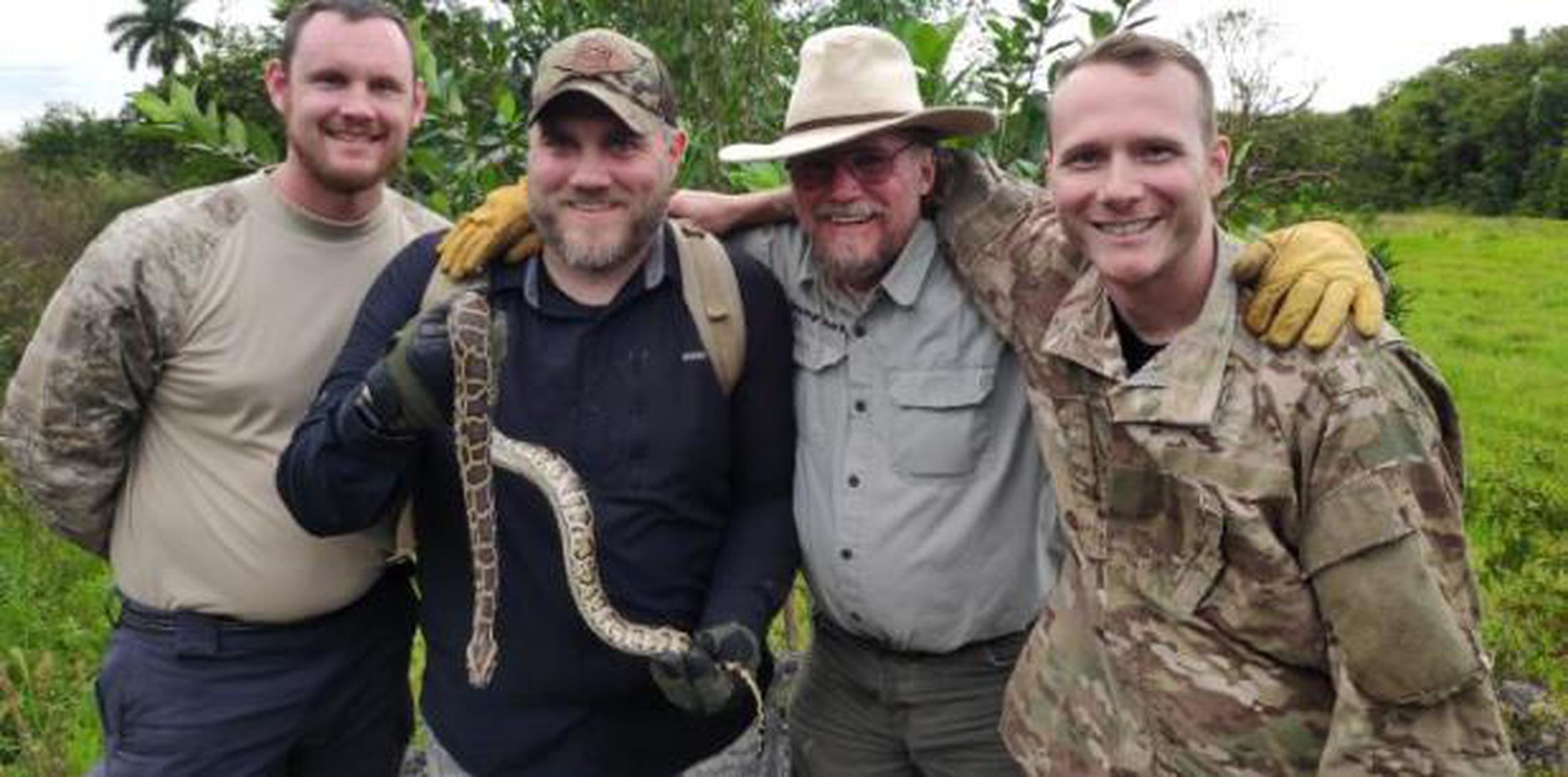 El lider de los Swam Apes y experto cazador de serpientes, Tom Rahill, junto a Stan Lake, Shawn Patterson y David Charles, veteranos de la Guardia Nacional. (Archivo)