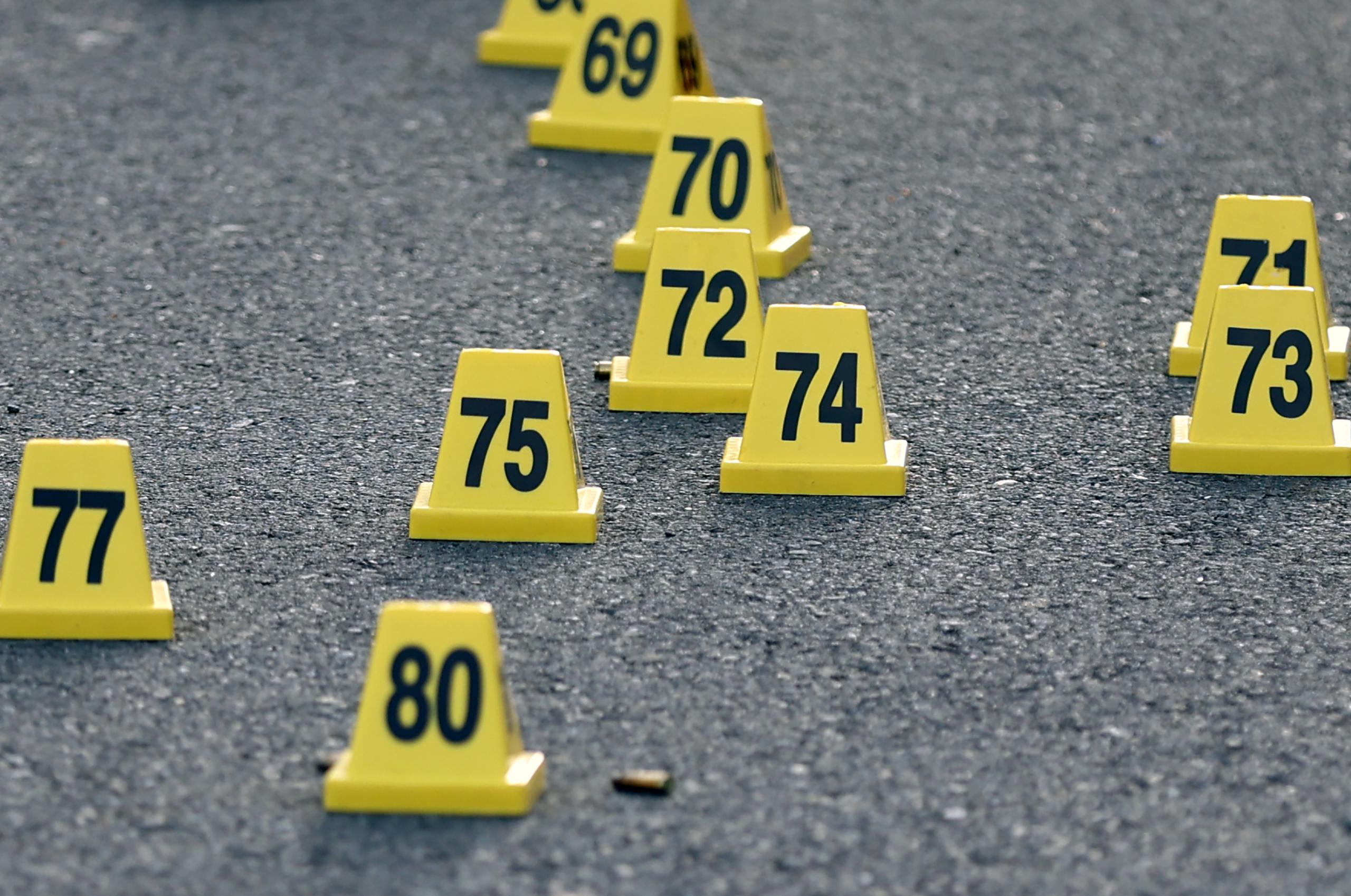 22 de octubre de 2023 - Casquillos de bala en escena de asesinato investigada por la Policía.
