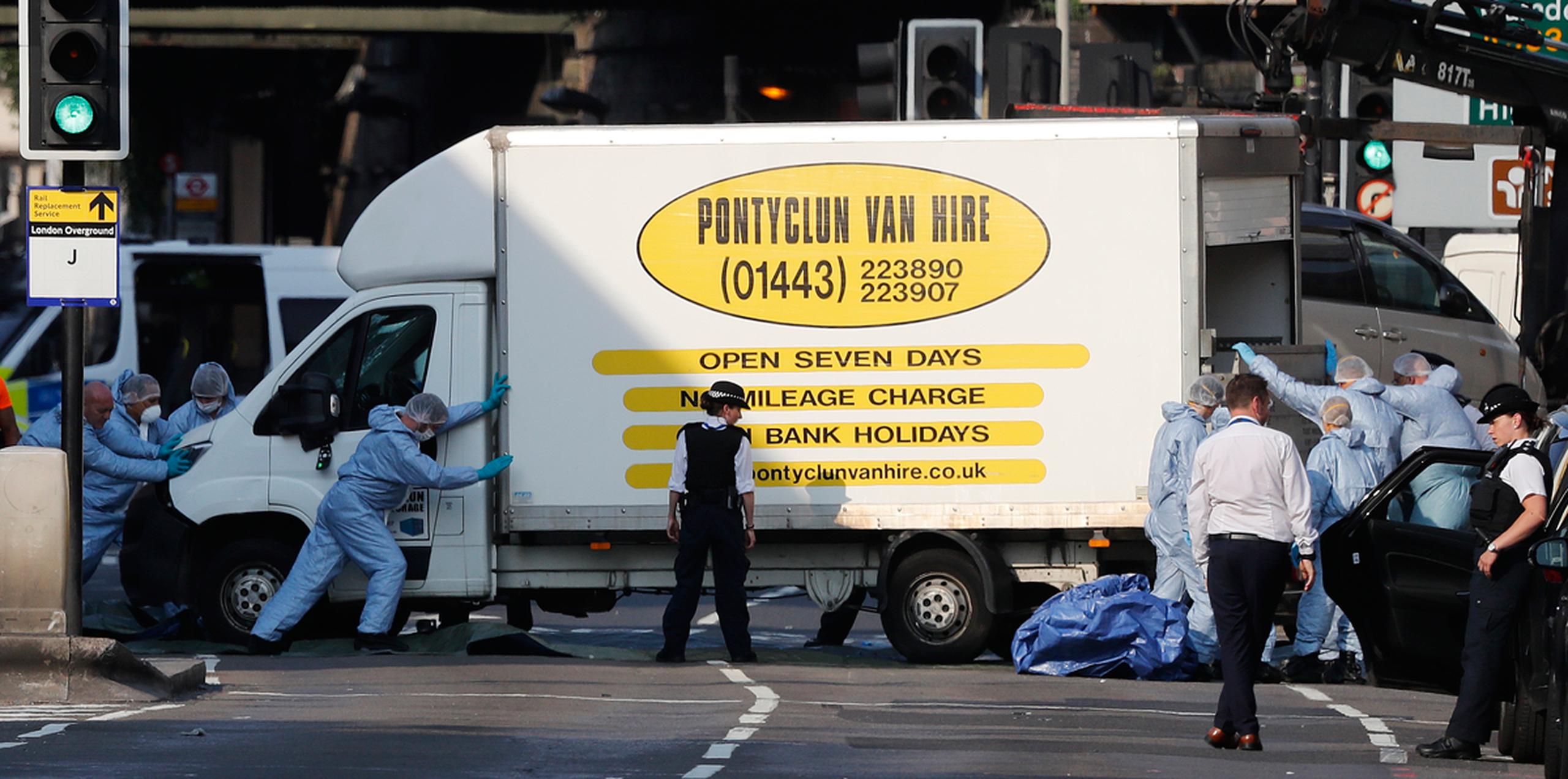 Personal forense mueve la camioneta en el Finsbury Park en el norte de Londres, donde un vehículo atropelló a varios peatones en el norte de Londres el lunes 19 de junio de 2017. (AP/Frank Augstein)