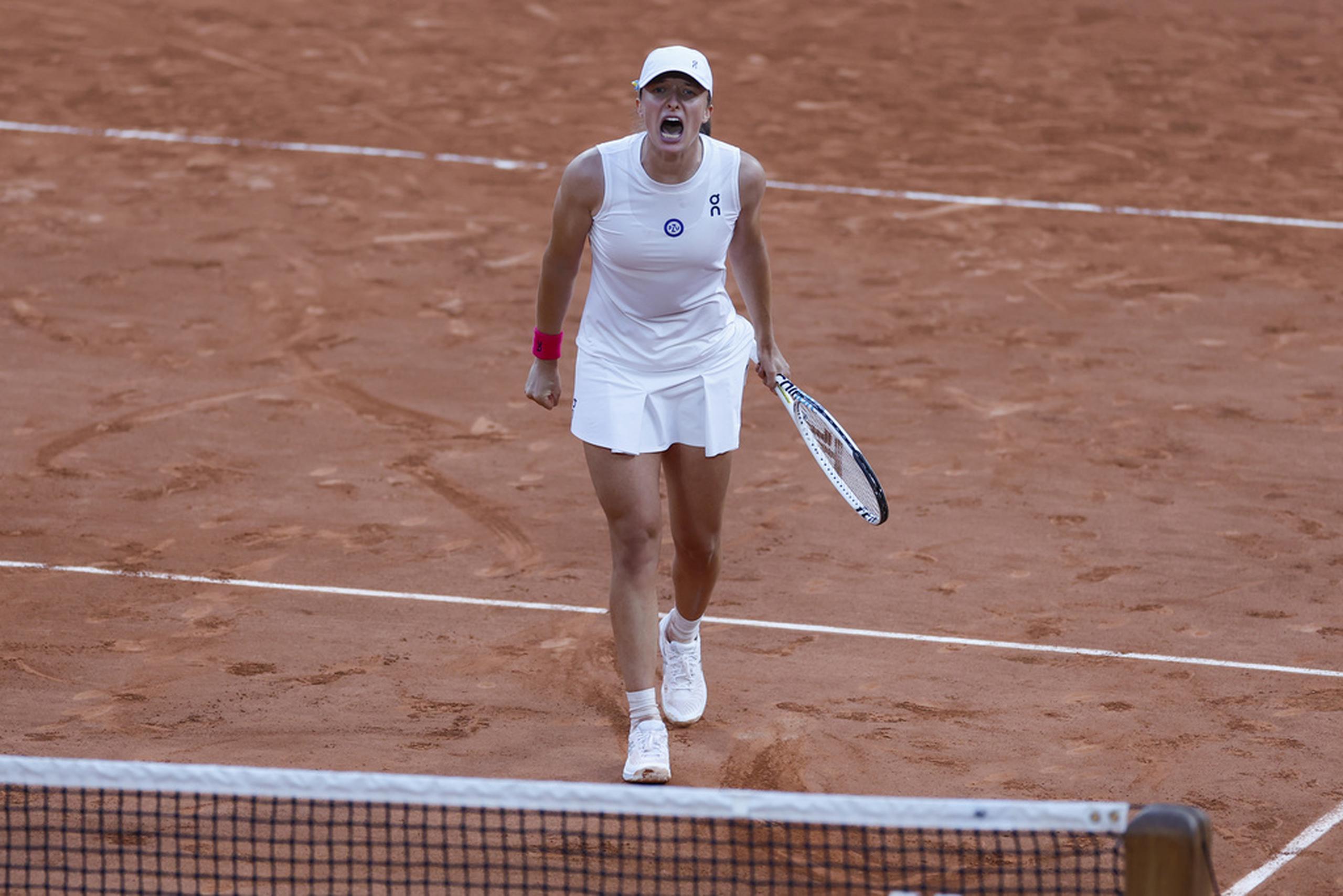 Iga Swiatek, de Polonia, celebra después de ganar su partido de semifinales del torneo de tenis Abierto de Francia, en contra de la brasileña Beatriz Haddad Maia.