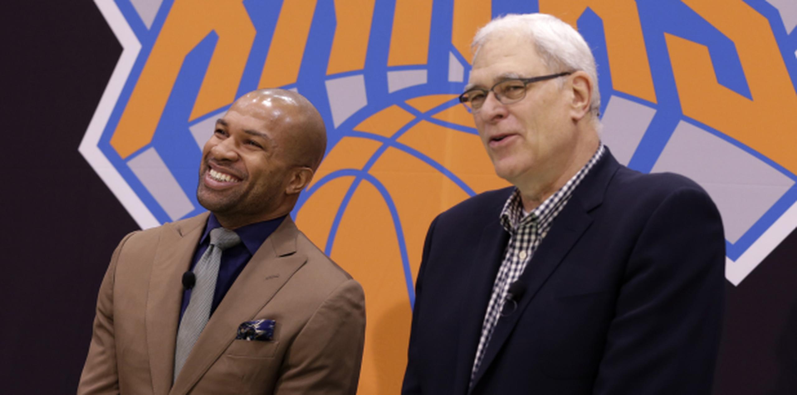 El presidente de los Knicks de Nueva York Phil Jackson (der.) dijo que la idea del entrenamiento mental para los jugadores fue apoyada por el nuevo dirigente y ex jugador Derek Fisher. (Archivo)