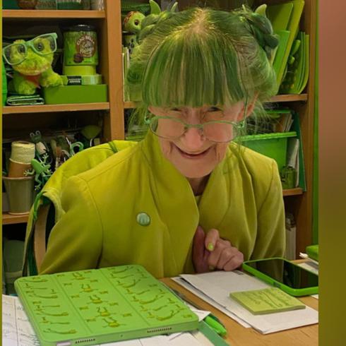 ¡Que qué! Esta anciana lleva 20 años vistiendo solo de verde