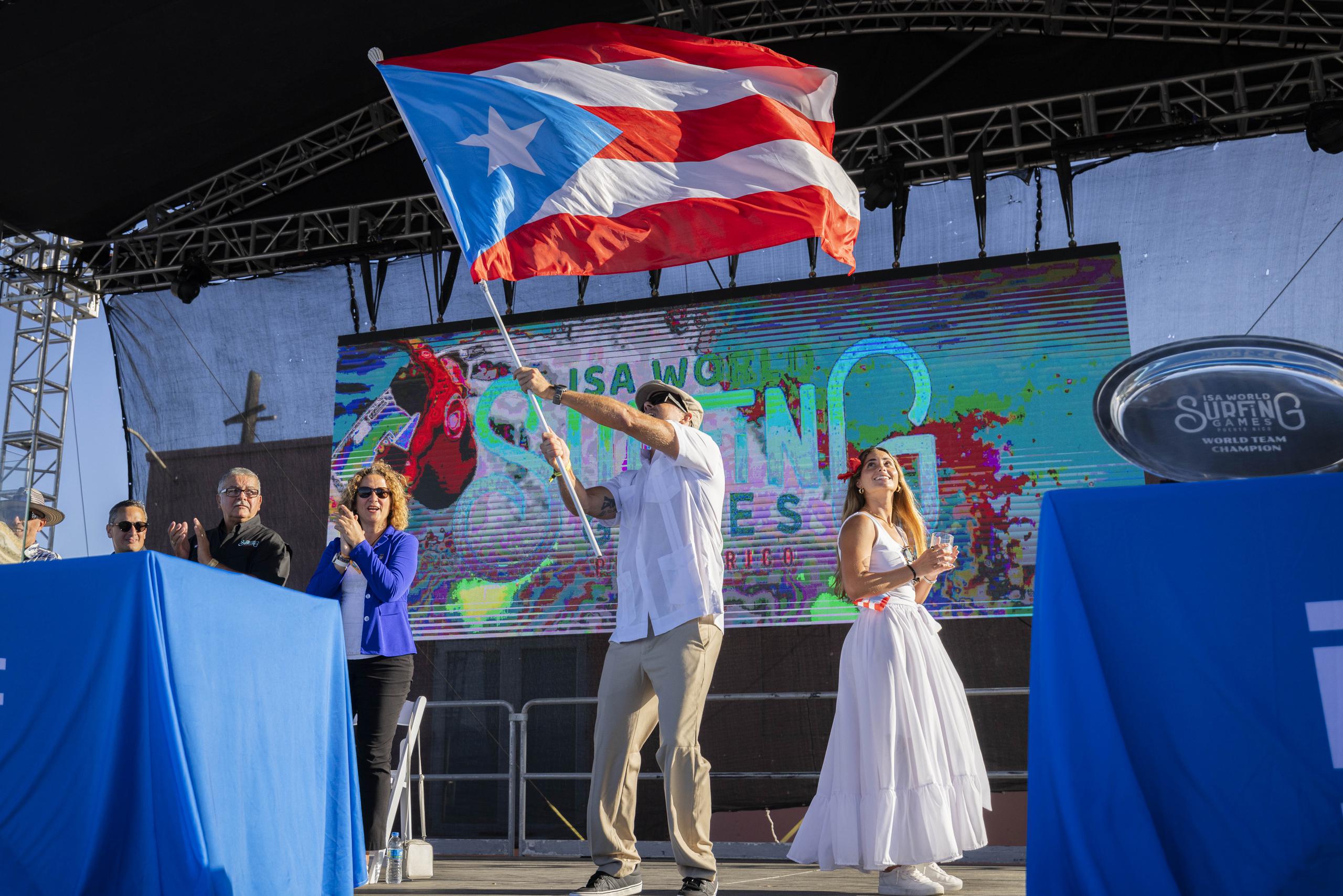Brian Toth cargó la bandera puertorriqueña acompañado de Havanna Cabrero.