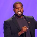 Kanye West le arrebata celular a una mujer y lo tira en la calle