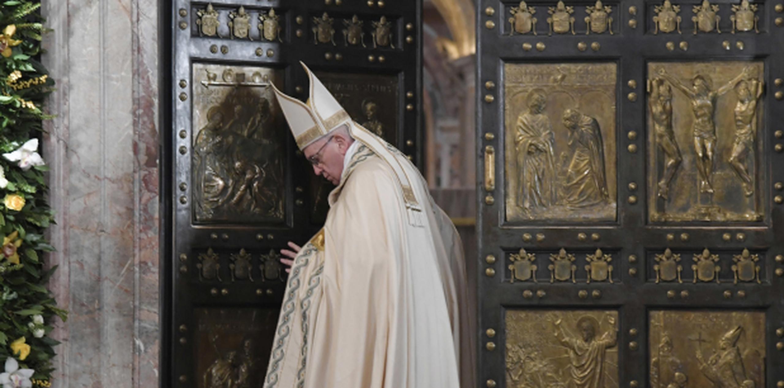 El papa Francisco cierra la Puerta Santa para concluir el Año Santo, que comenzó el 8 de diciembre de 2015, atrajo unos 20 millones de peregrinos a Roma. (AP)